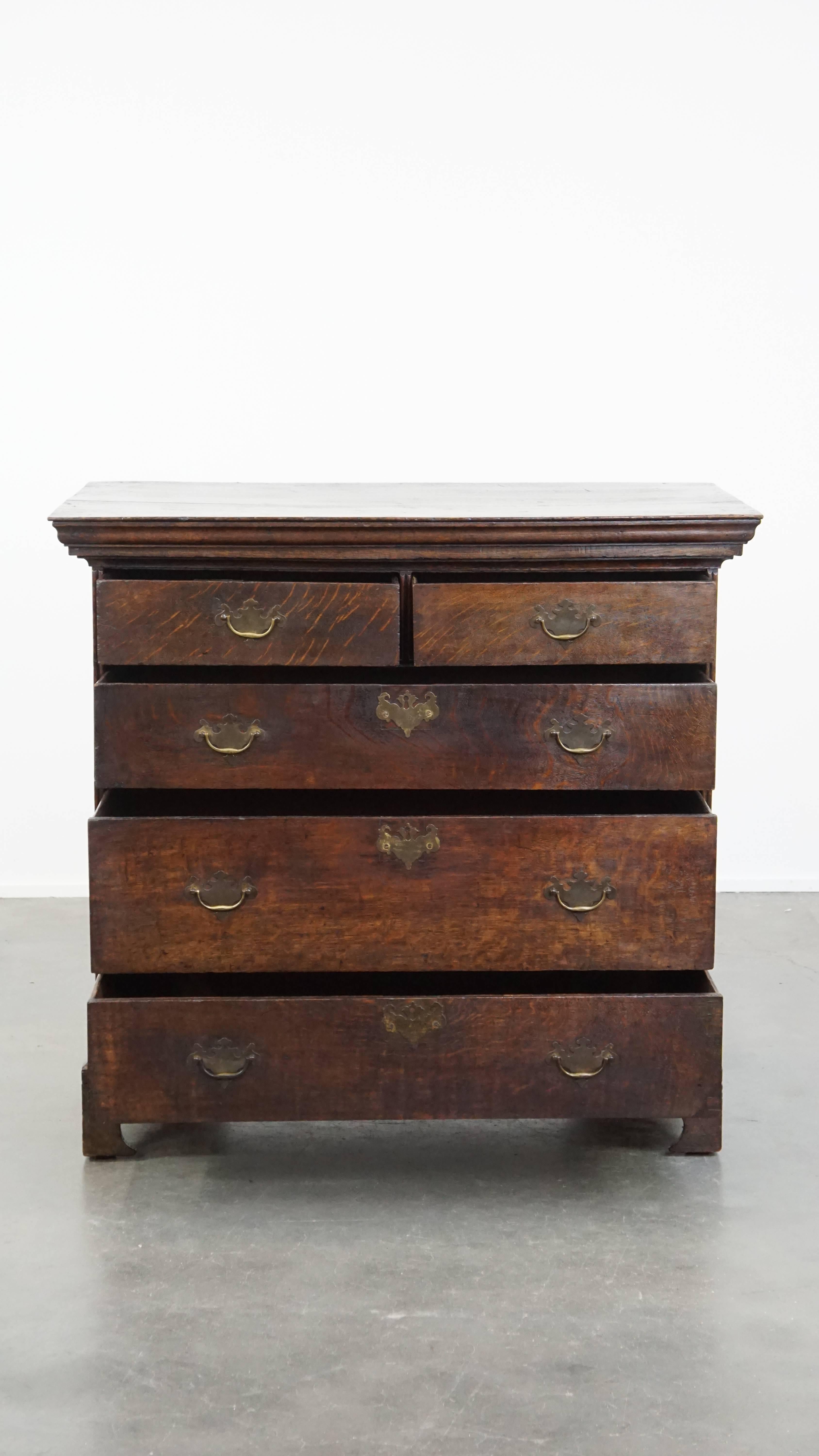 Romano classico Early 18th century antique English oak chest of drawers with 5 drawers in vendita