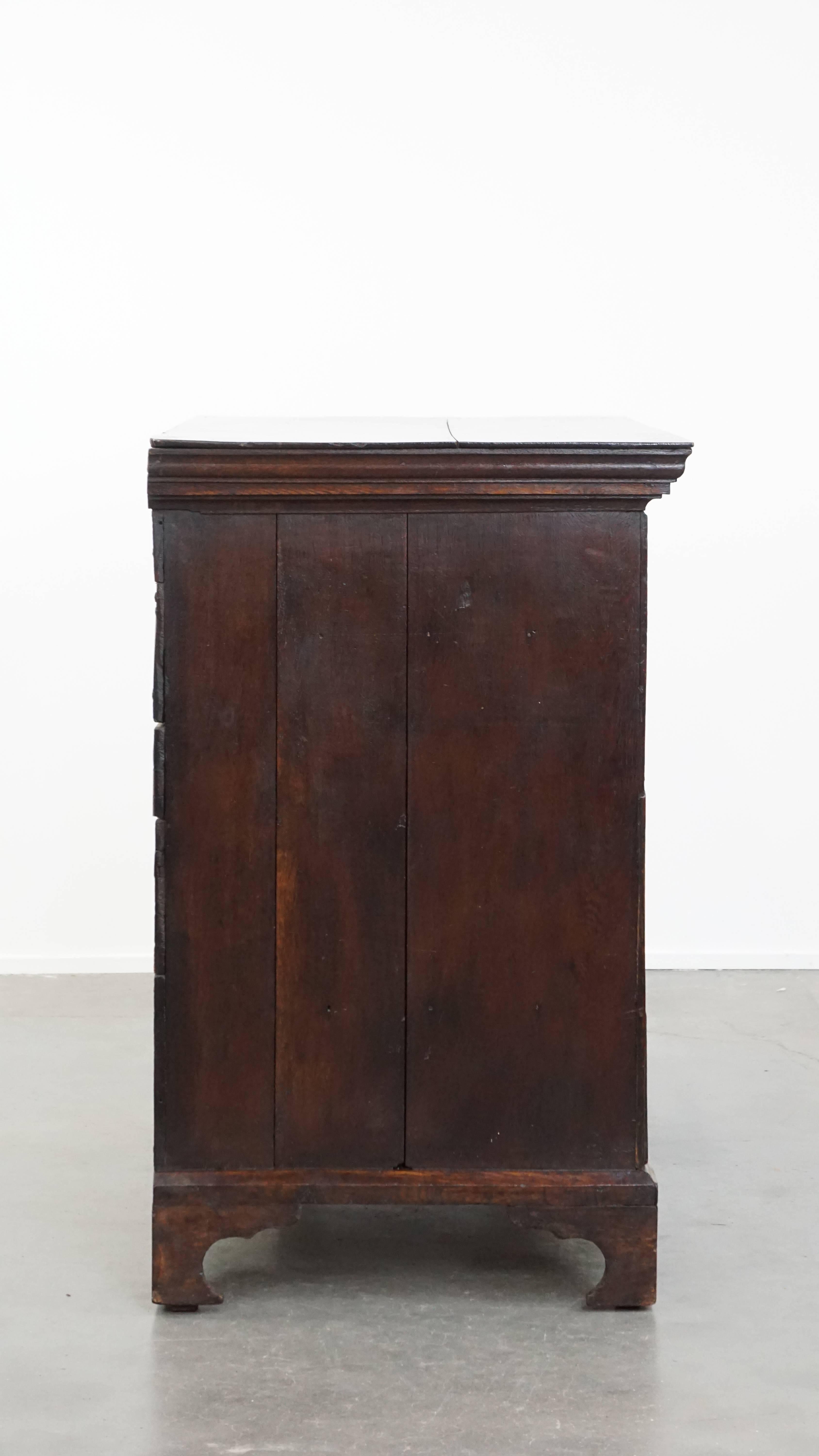 Fatto a mano Early 18th century antique English oak chest of drawers with 5 drawers in vendita