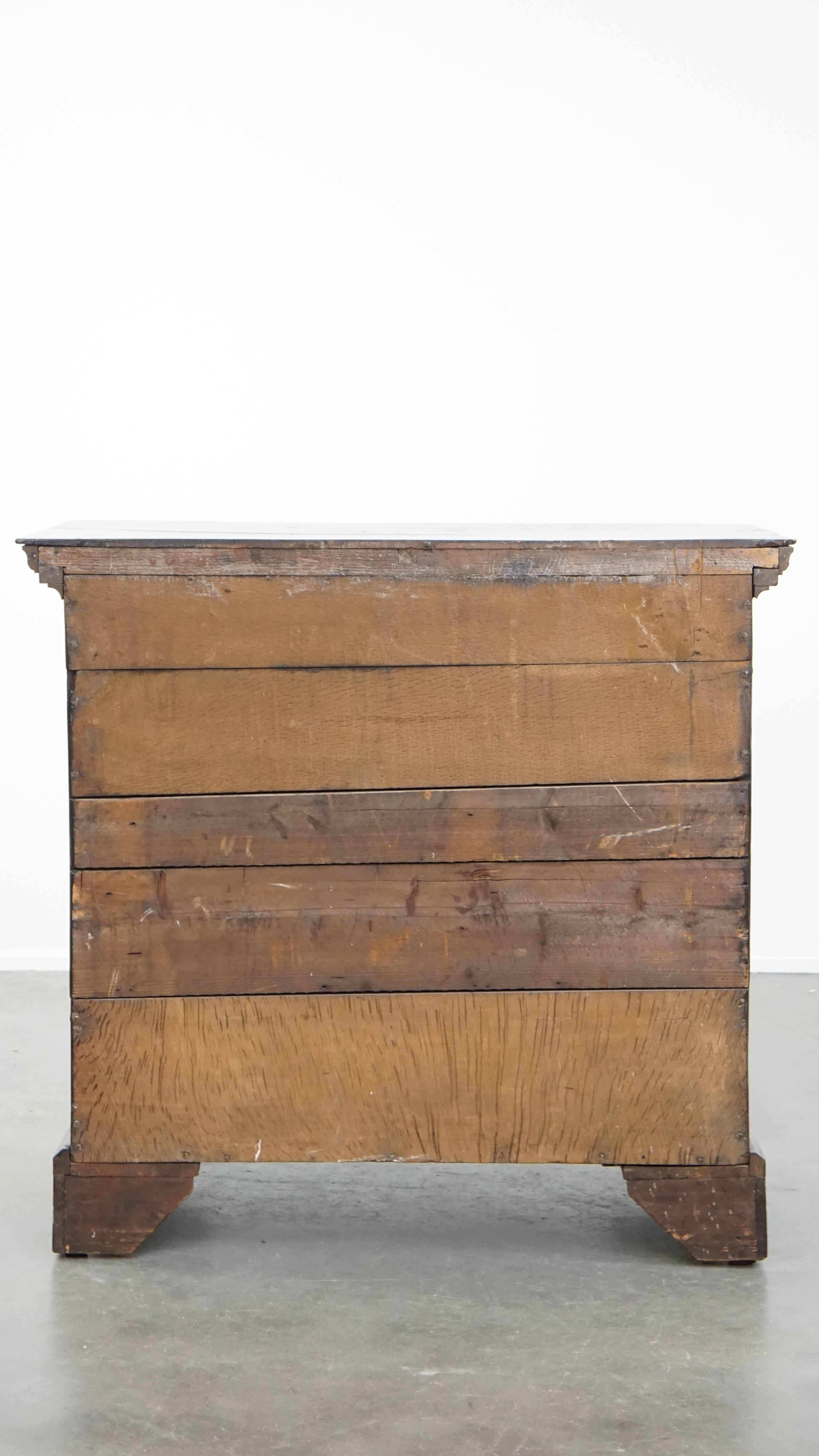 Early 18th century antique English oak chest of drawers with 5 drawers In condizioni buone in vendita a Harderwijk, NL
