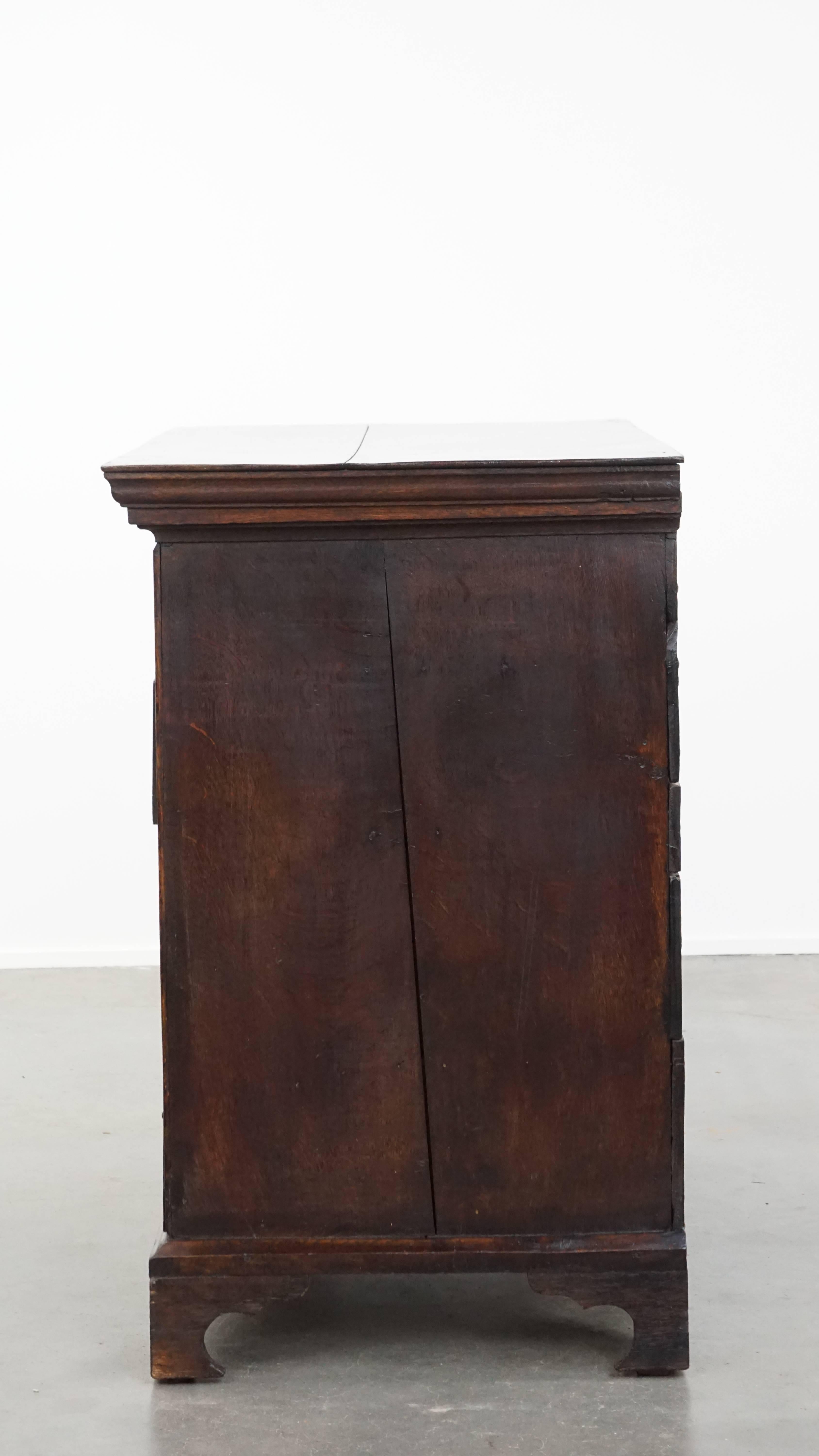 XVIII secolo Early 18th century antique English oak chest of drawers with 5 drawers in vendita