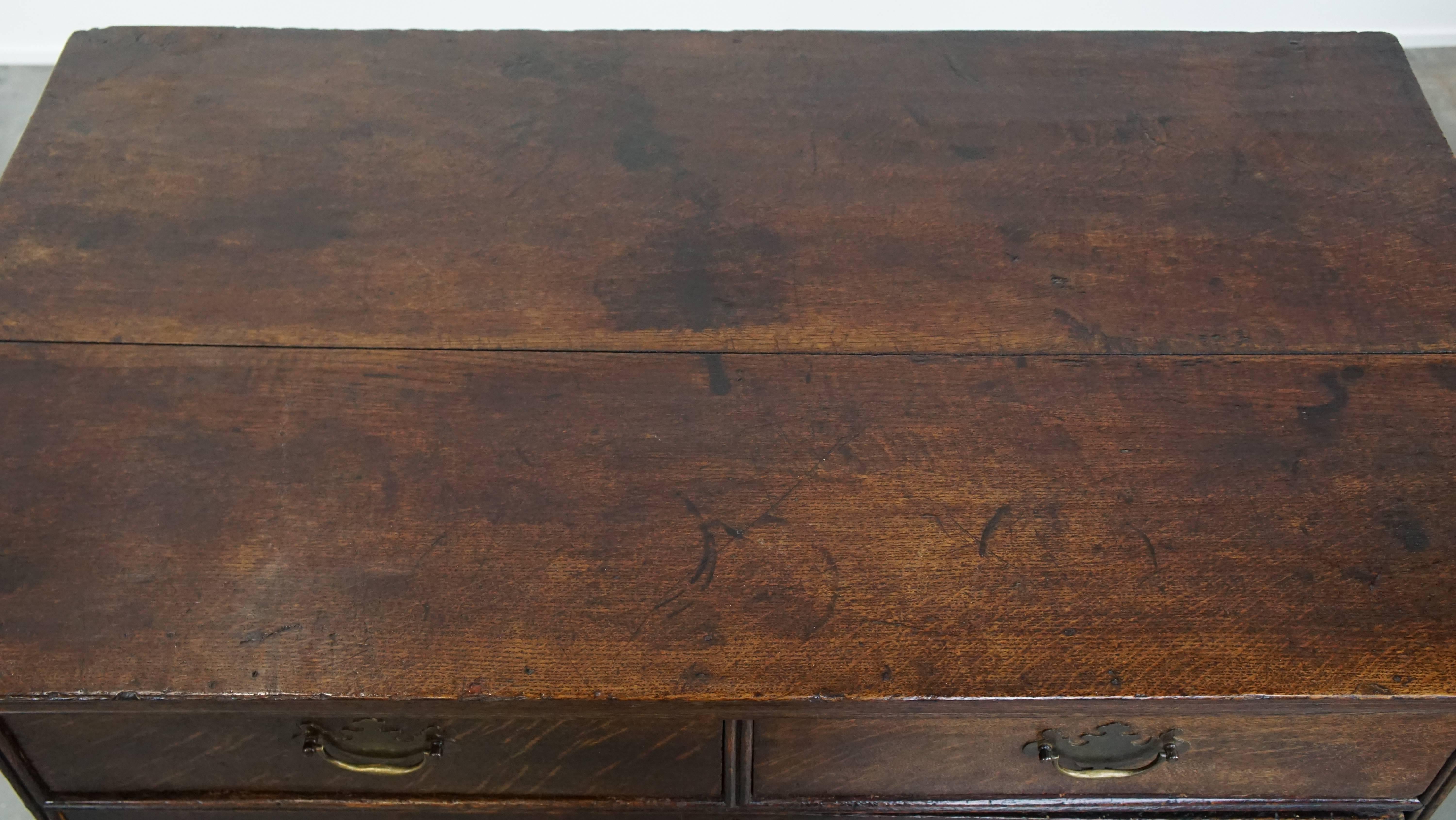 Legno Early 18th century antique English oak chest of drawers with 5 drawers in vendita