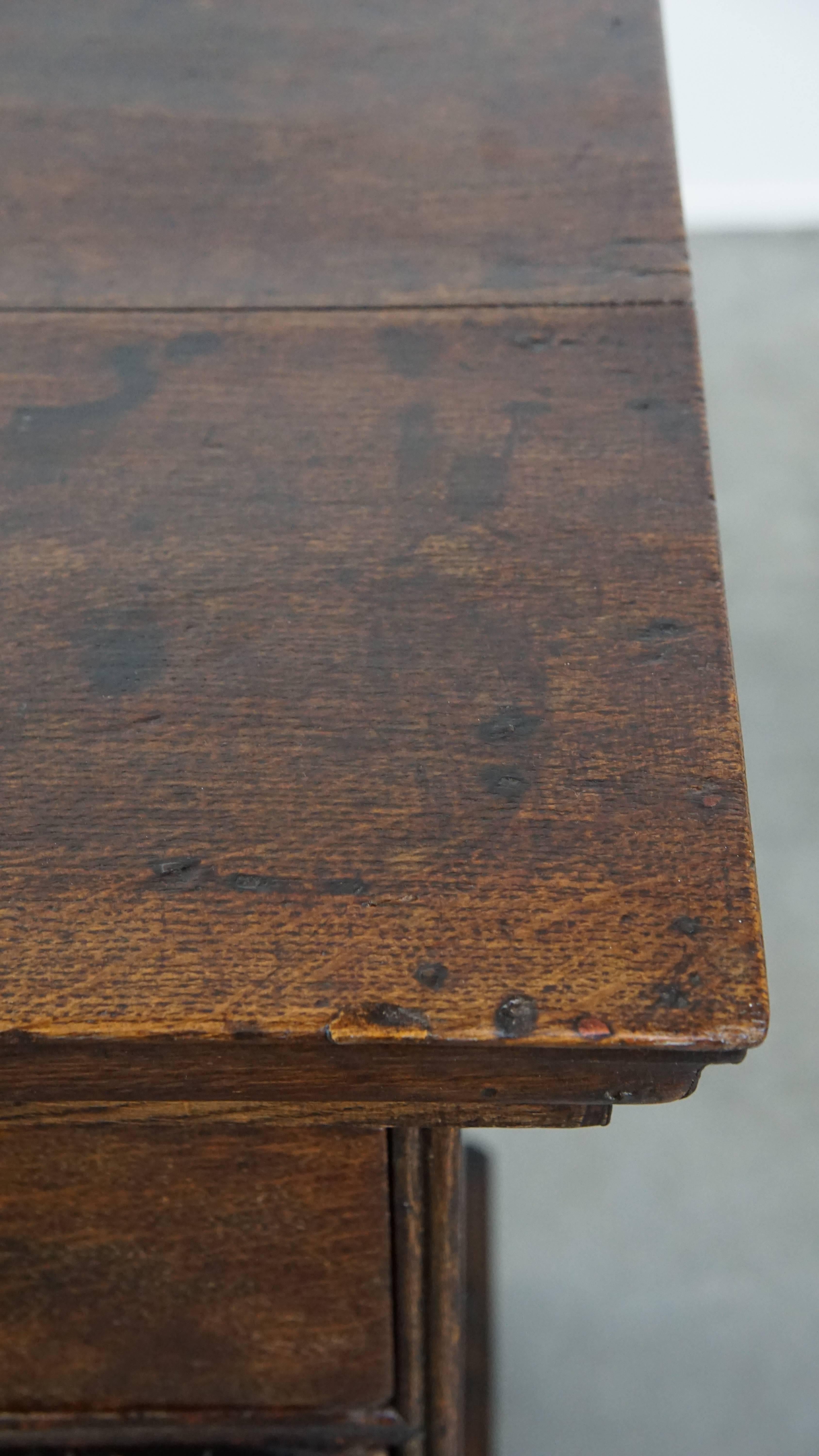 Early 18th century antique English oak chest of drawers with 5 drawers in vendita 1