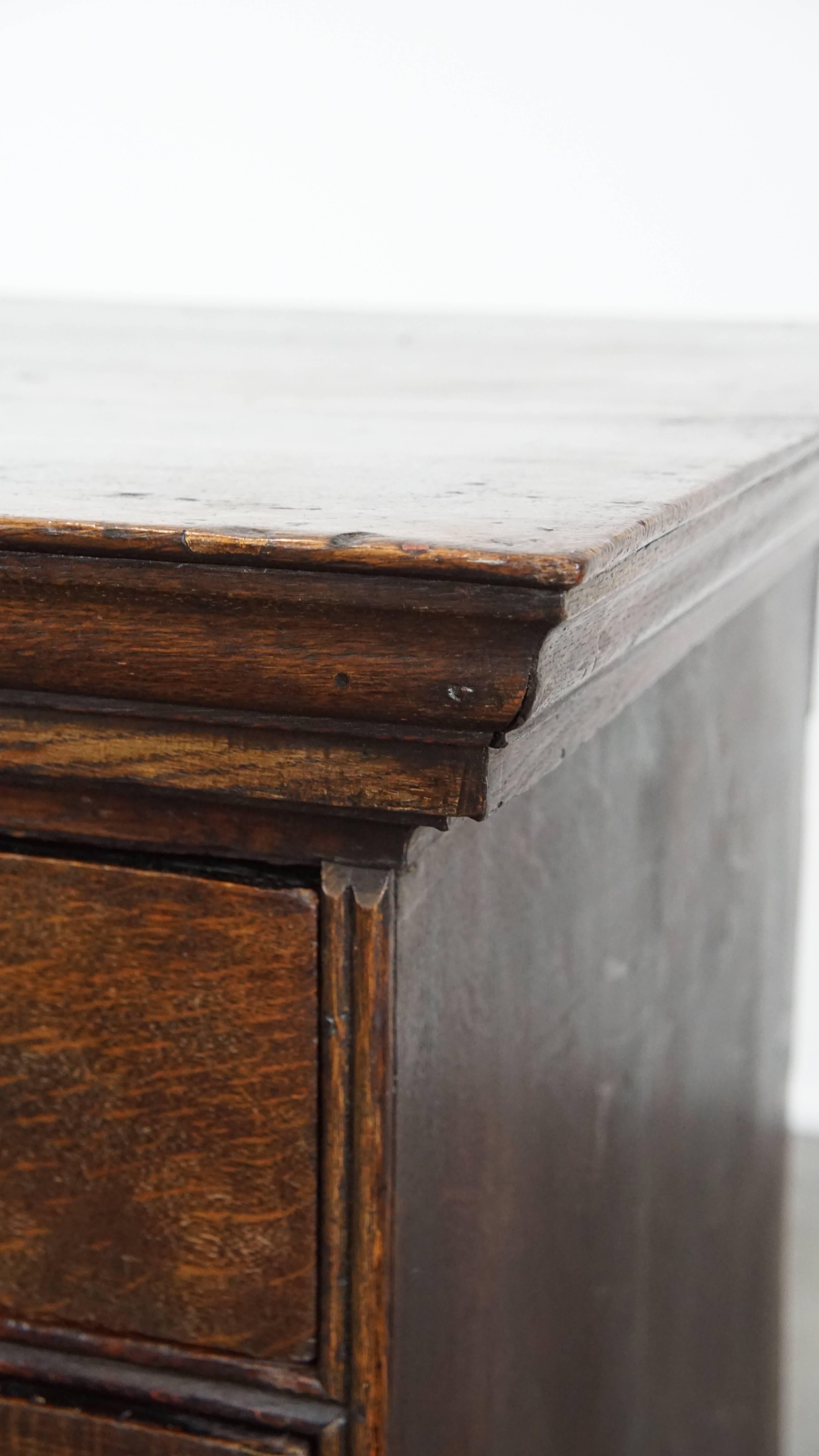 Early 18th century antique English oak chest of drawers with 5 drawers in vendita 2