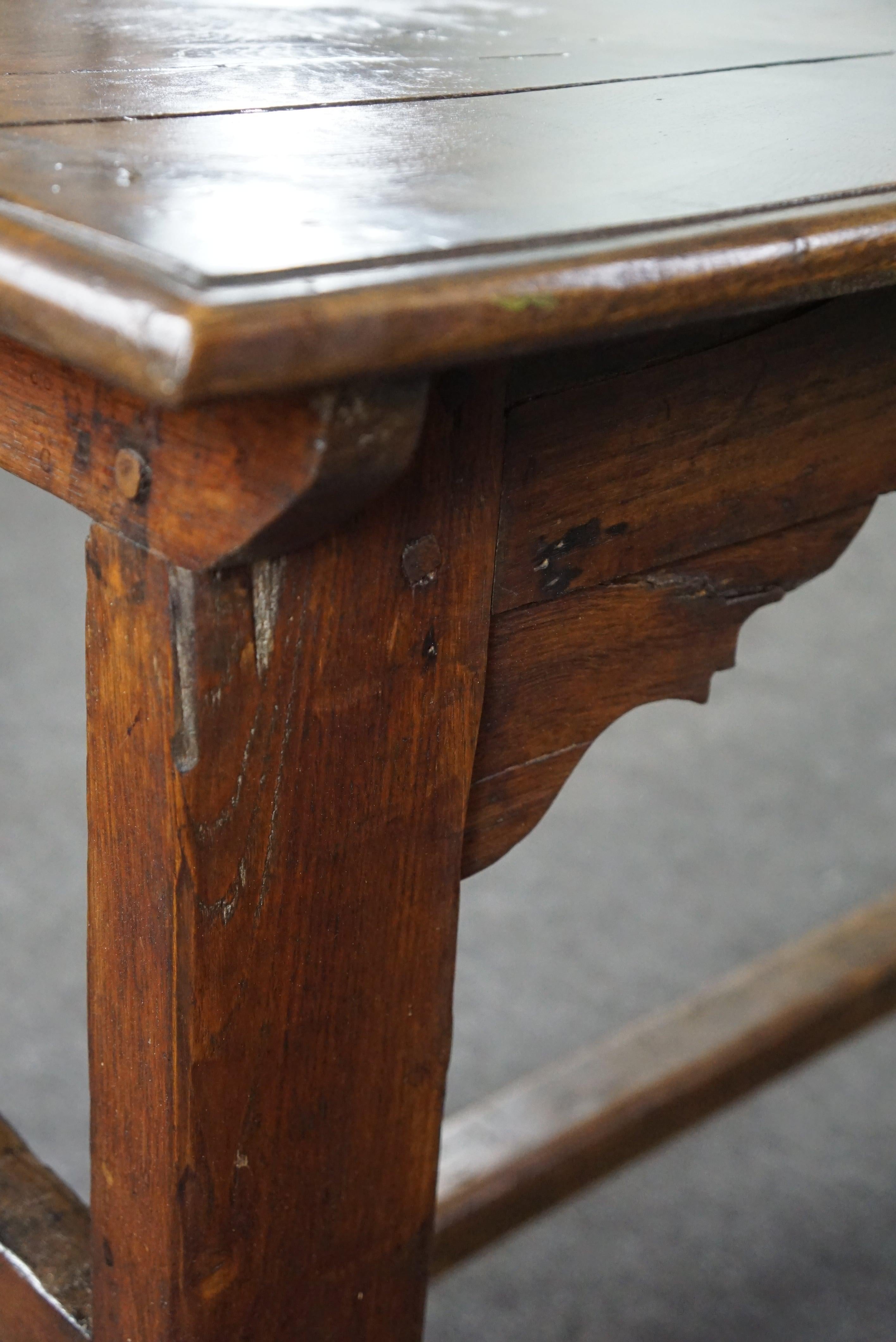 Early 18th-century antique French oak dining table in a beautiful size For Sale 6