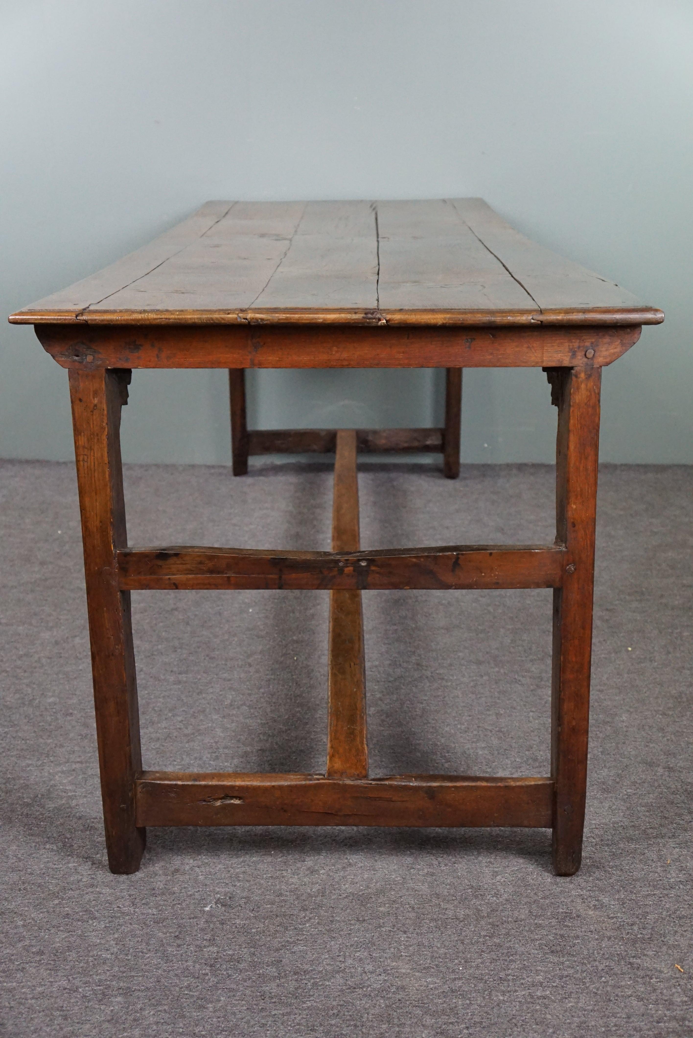 Early 18th-century antique French oak dining table in a beautiful size In Good Condition For Sale In Harderwijk, NL