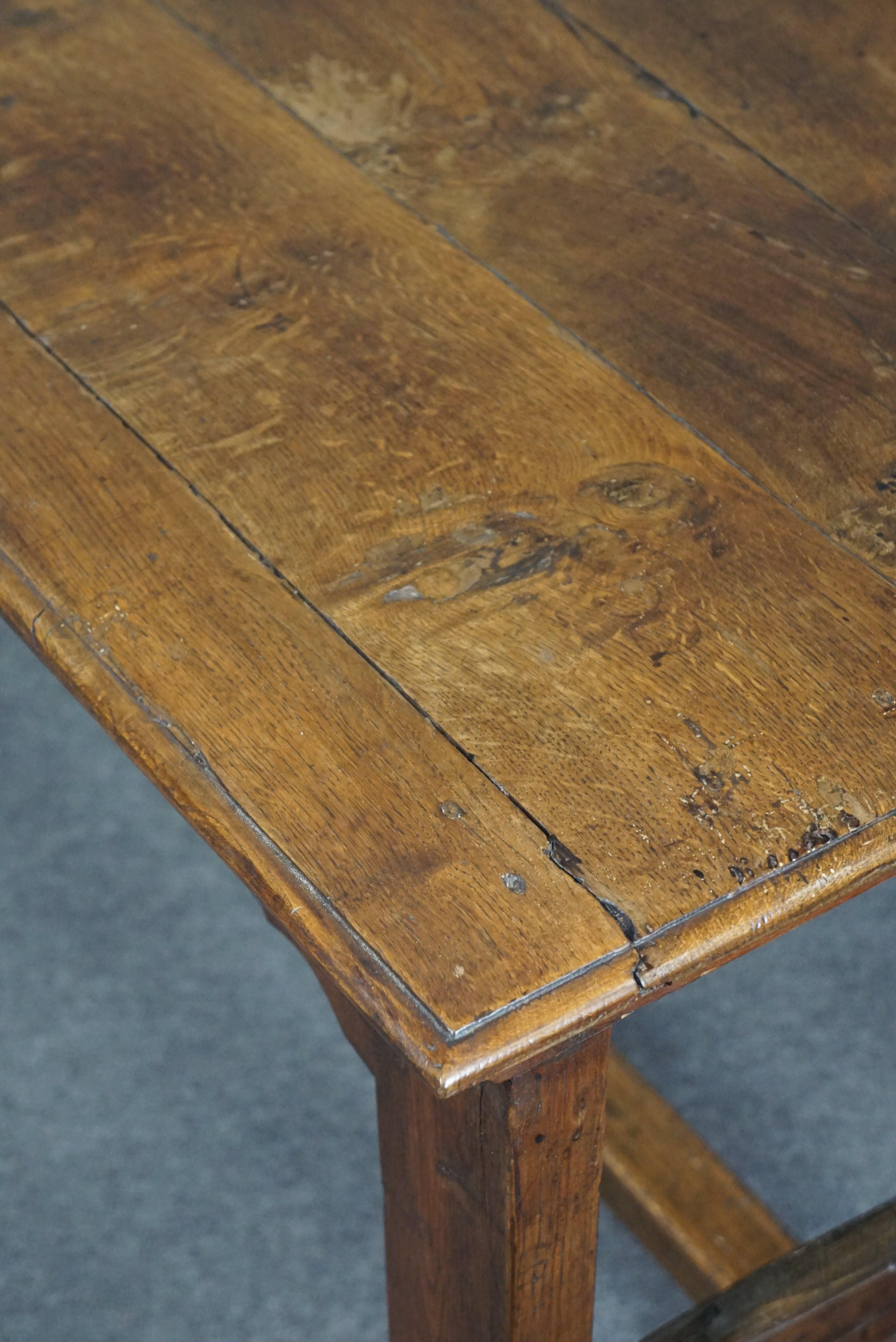 Early 18th-century antique French oak dining table in a beautiful size For Sale 2