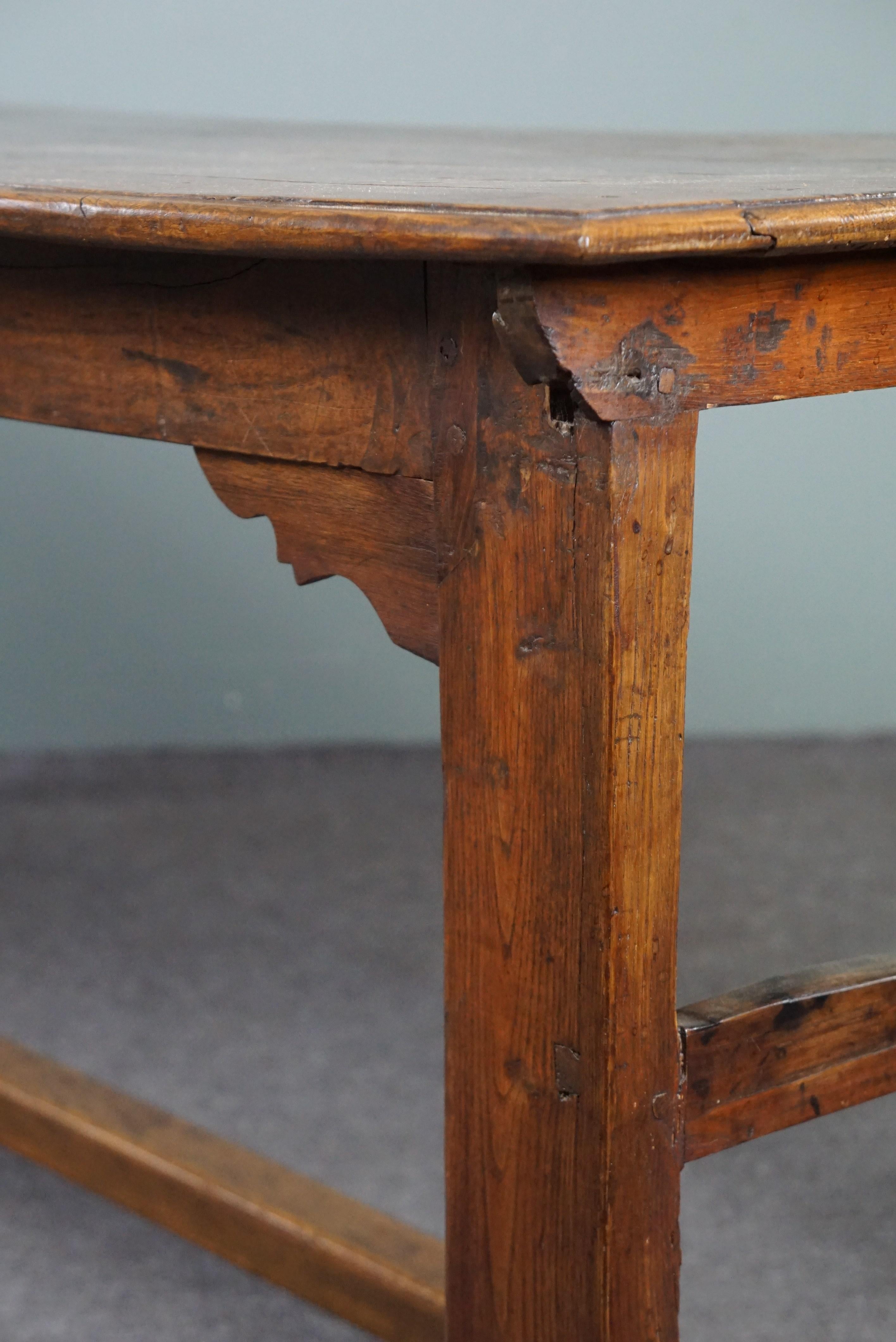 Early 18th-century antique French oak dining table in a beautiful size For Sale 4