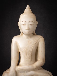 Statua antica in marmo di un Buddha birmano risalente all’inizio del XVIII secolo, proveniente dalla Birmania