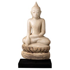 Statua antica in marmo di un Buddha birmano risalente all’inizio del XVIII secolo, proveniente dalla Birmania