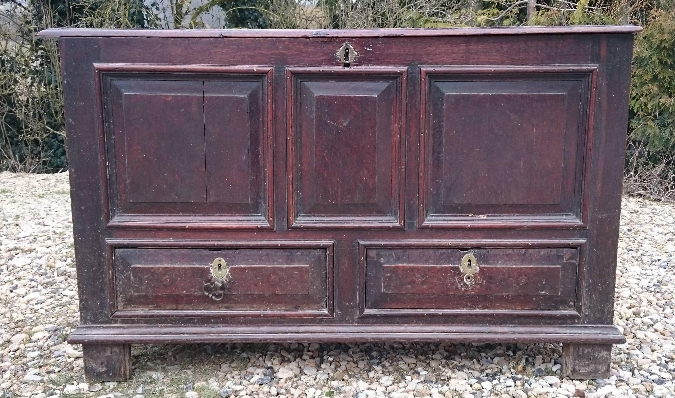 Maultiertruhe aus Eiche, frühes 18. Jahrhundert. Die Maultiertruhe ist oben eine Schatulle mit Schubladen darunter. Diese Maultiertruhe hat im Laufe ihres langen Lebens eine schöne tiefe Farbe und Patina entwickelt, und es ist gut, dass die Maserung