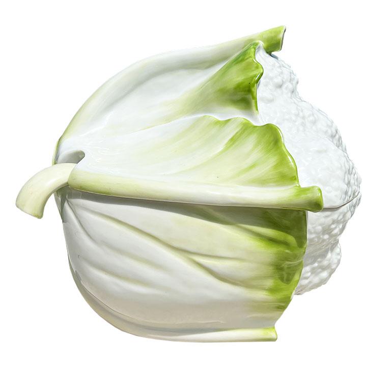 Una bellissima zuppiera antica a forma di cavolfiore. Questo pezzo è molto antico ma mostra pochissimi segni di usura per la sua età. Questo piatto in ceramica trompe l'oeil ha la forma di un grande cavolfiore in verde e bianco. Il coperchio o la