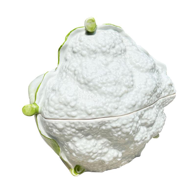 Fino al XVIII secolo Zuppiera di cavolfiori in porcellana Chelsea Porcelain con coperchio dell'inizio del XVIII secolo in vendita