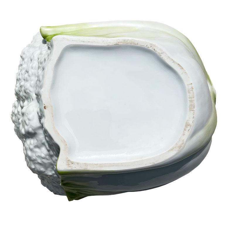 Zuppiera di cavolfiori in porcellana Chelsea Porcelain con coperchio dell'inizio del XVIII secolo in vendita 1