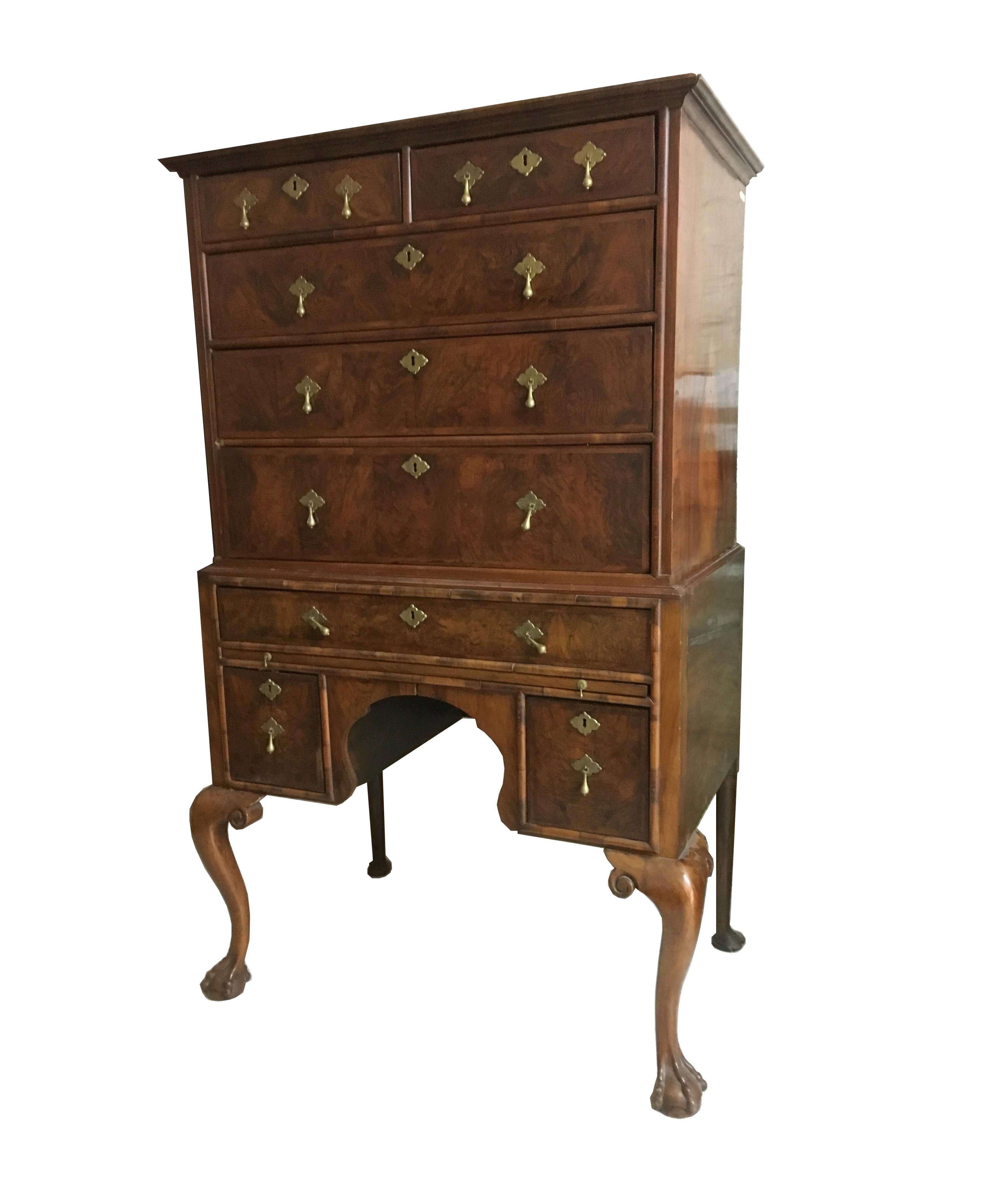 Chest of drawers in walnut wood and walnut root with extractable desk.
England, 18th century.