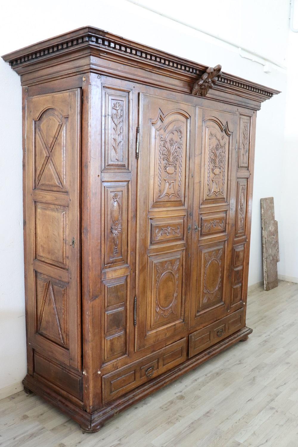 Rare and important antique cabinet in solid walnut made in the early 18th century Italian baroque. The line is in fact typical of this period of high period that wanted this type of furnishings of great grandeur made of solid walnut wood. This type