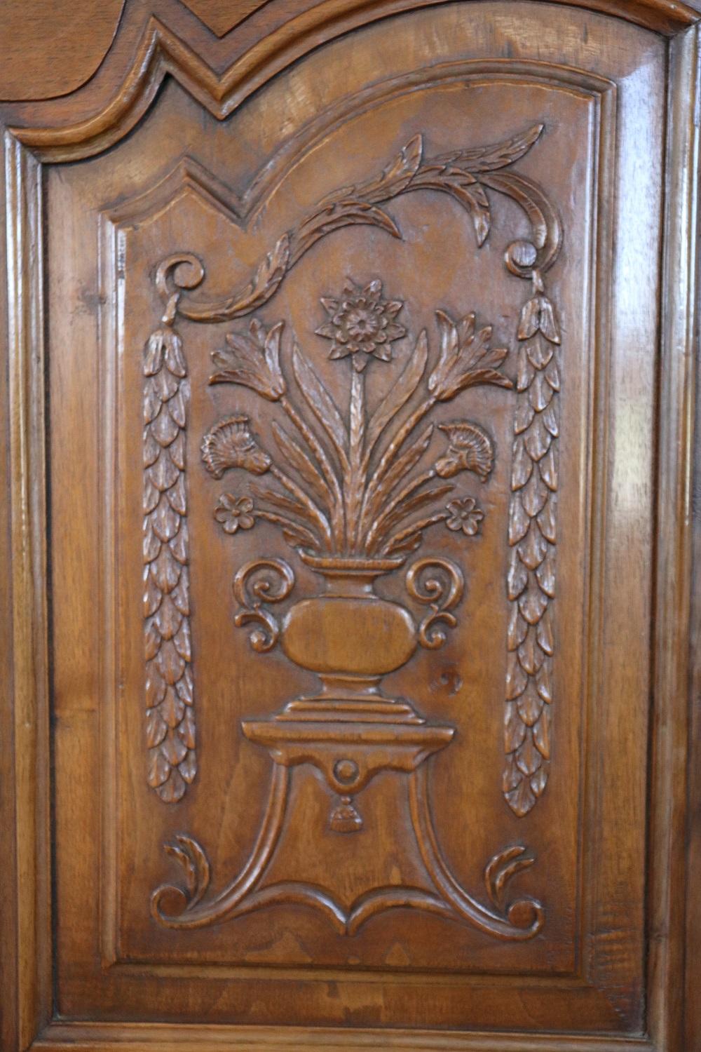 Early 18th Century Baroque Carved Walnut Antique Wardrobe, Cabinet with Secrets In Excellent Condition In Casale Monferrato, IT