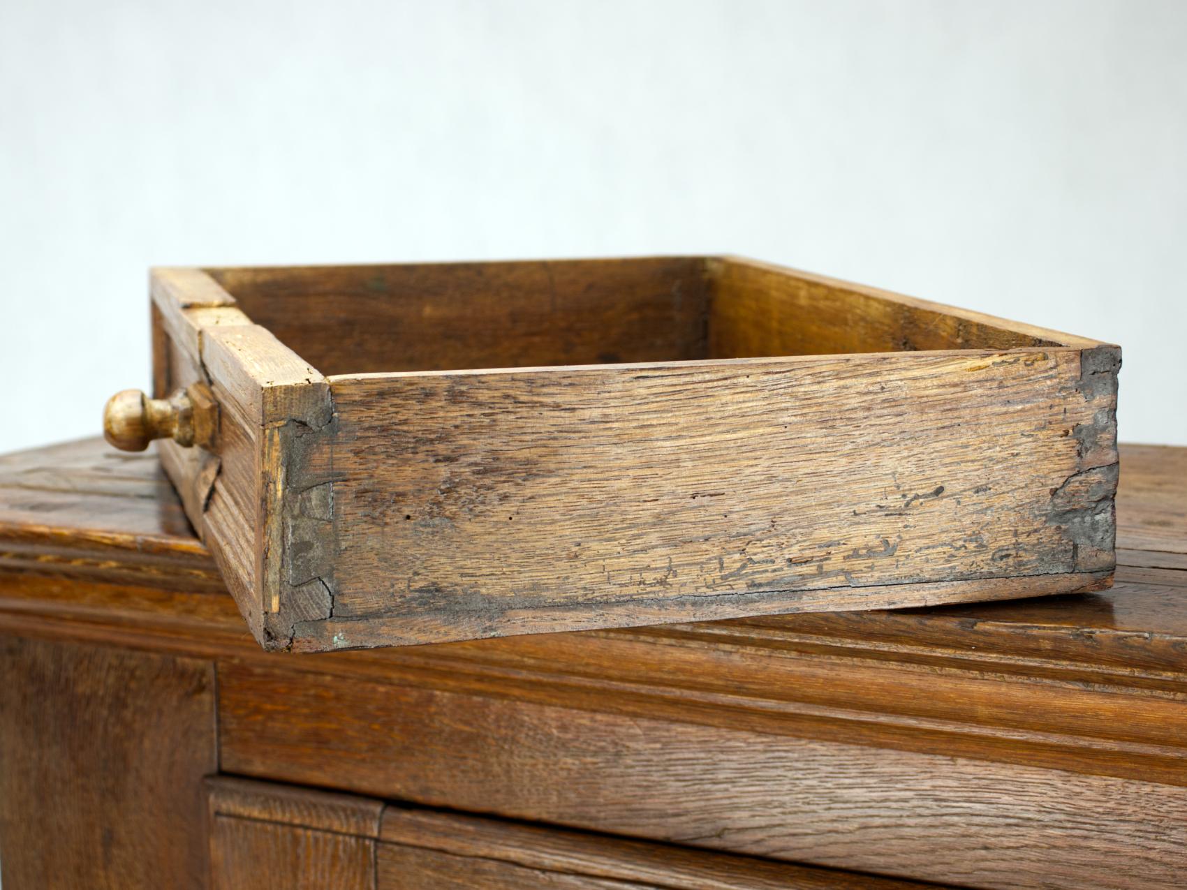 Meuble de rangement rustique en chêne du début du XVIIIe siècle sur pied en vente 8