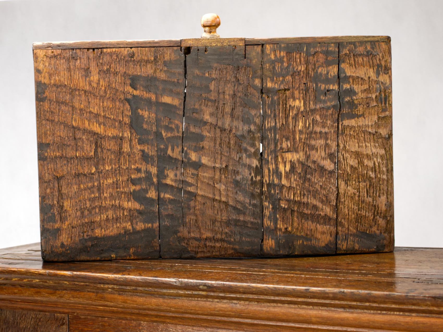 Meuble de rangement rustique en chêne du début du XVIIIe siècle sur pied en vente 9