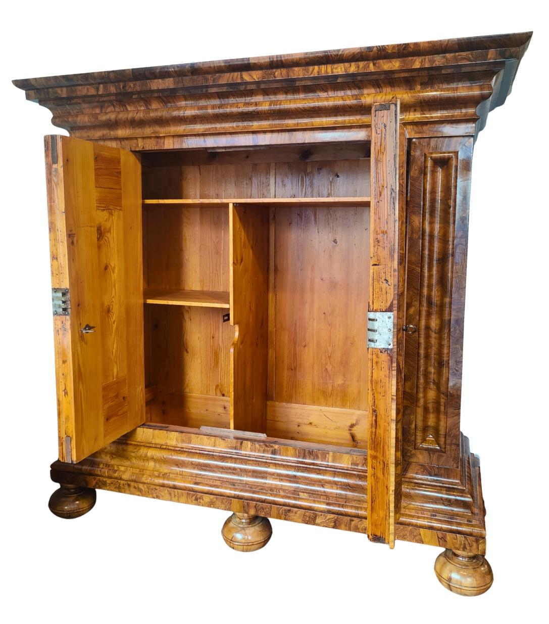 Armoire baroque en noyer du début du XVIIIe siècle appelée Wellenschrank, Allemagne en vente 1