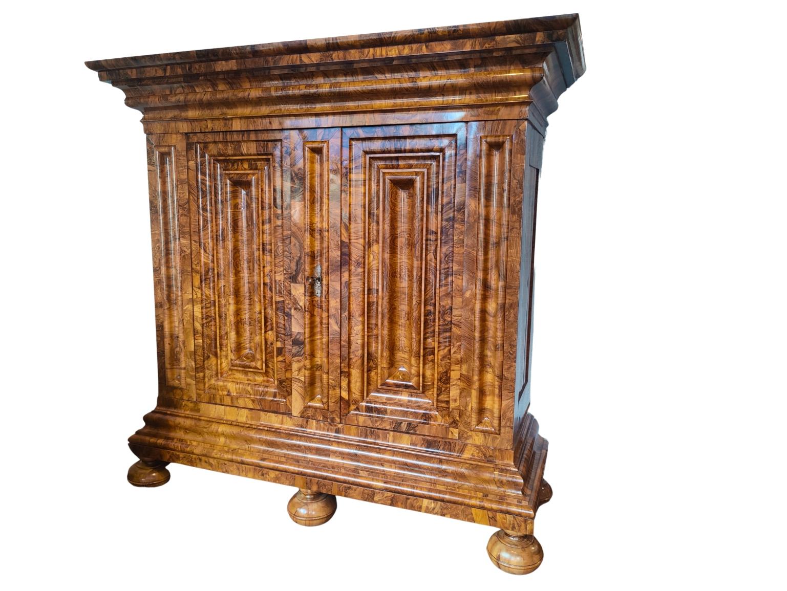 Armoire baroque en noyer du début du XVIIIe siècle appelée Wellenschrank, Allemagne en vente 2
