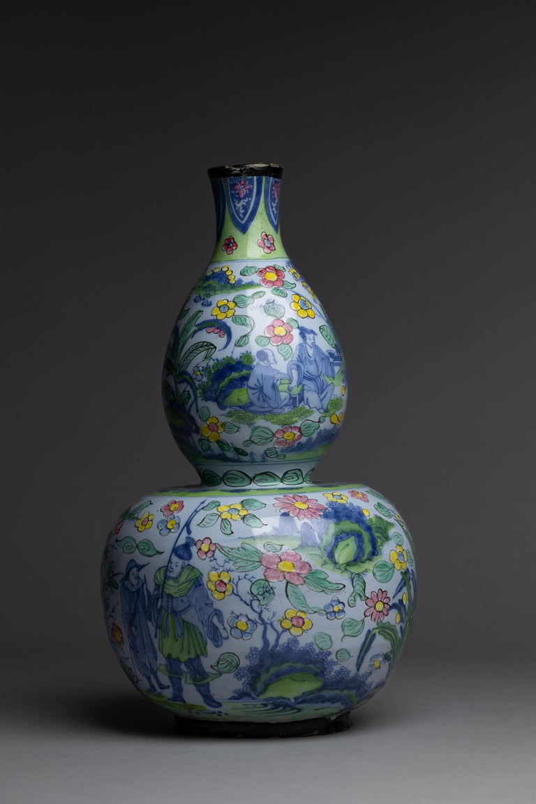 Early 18th Century Blue and White Dutch Delft Clobbered Vase In Good Condition For Sale In Fort Lauderdale, FL