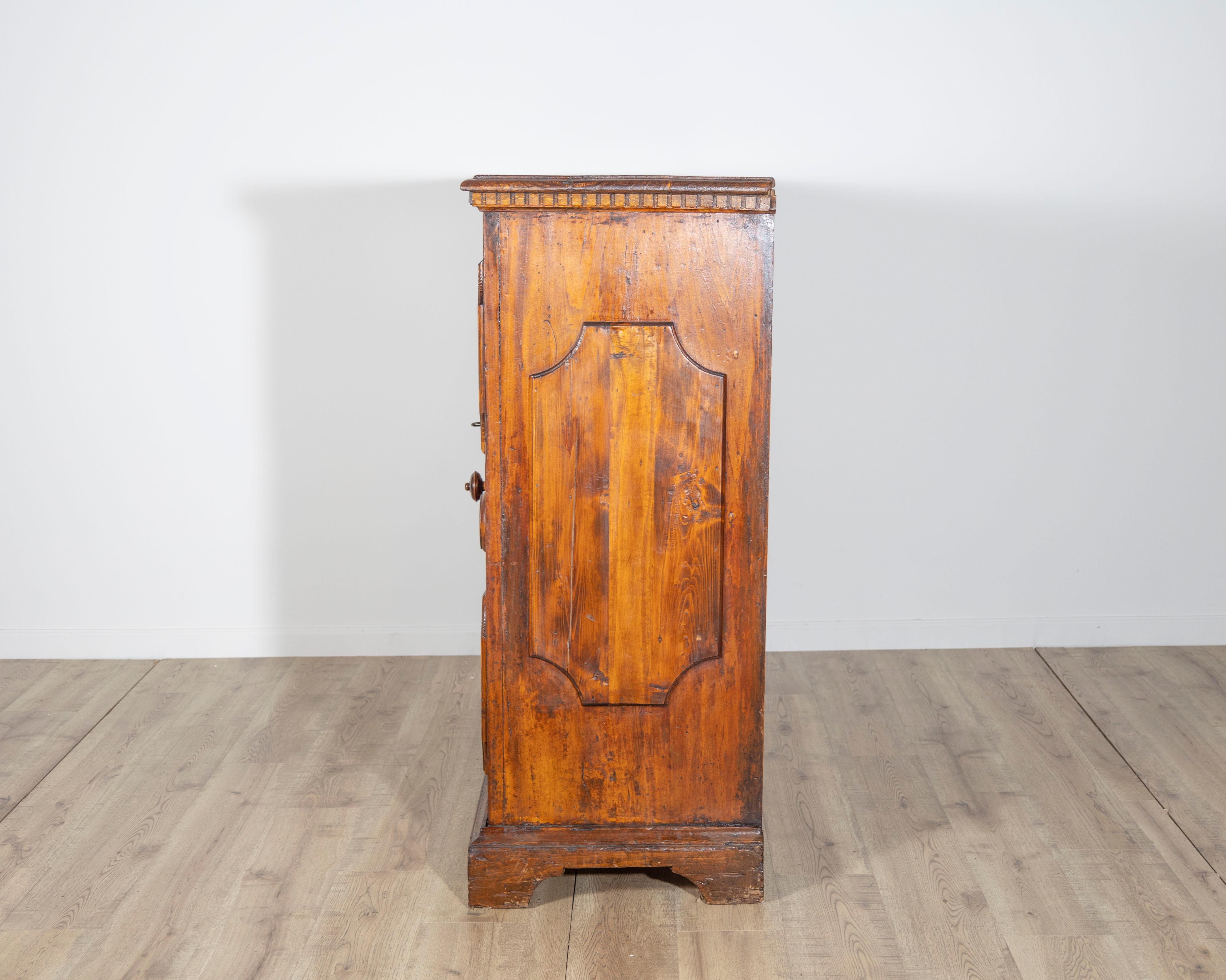 Early 18th Century Bolognese Walnut Sideboard For Sale 3