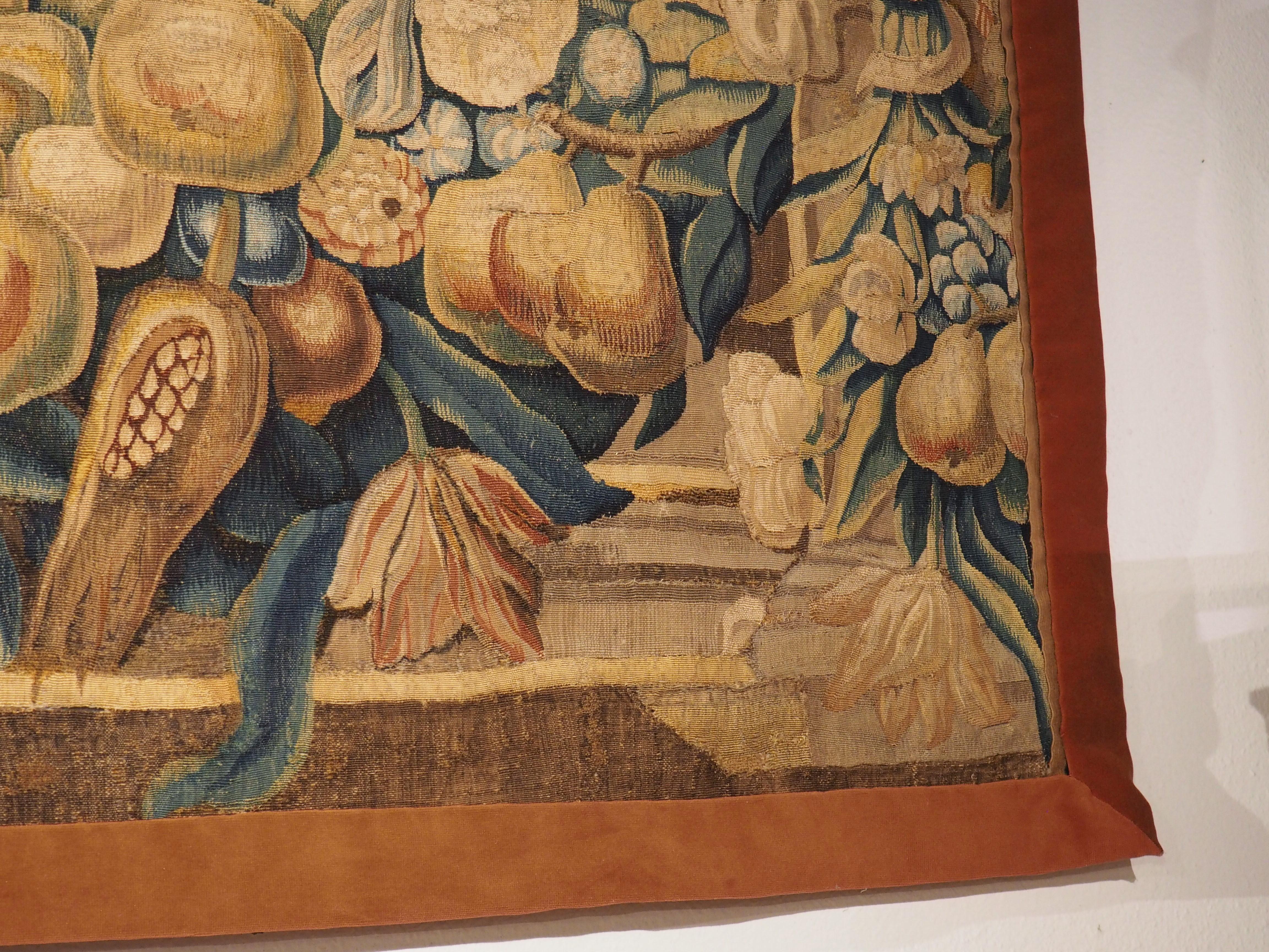 Brabant Brüsseler Wandteppichfragment des frühen 18. Jahrhunderts mit Schwalben- und Widderköpfen (Handgewebt) im Angebot