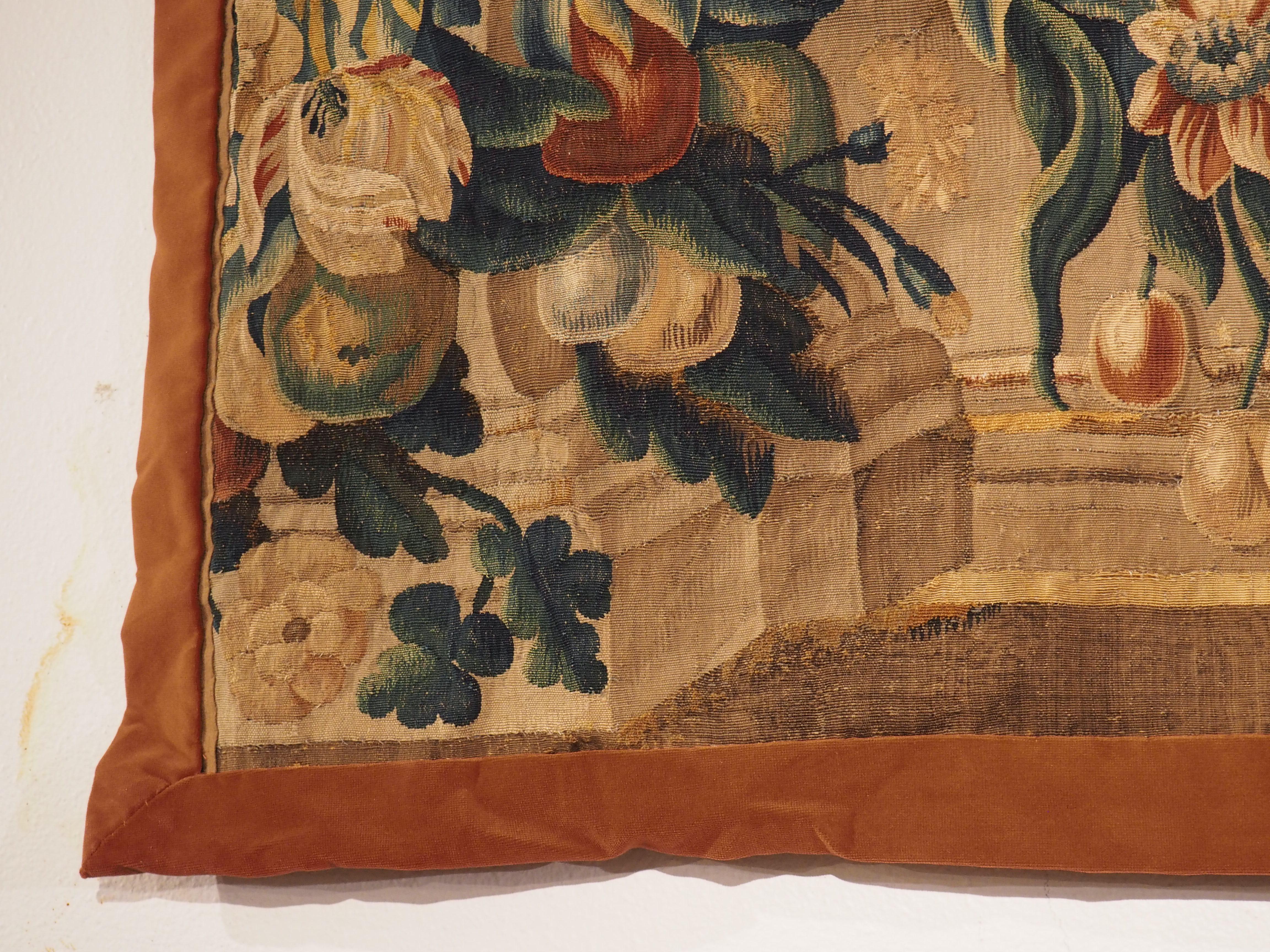 Brabant Brüsseler Wandteppichfragment des frühen 18. Jahrhunderts mit Schwalben- und Widderköpfen (Textil) im Angebot