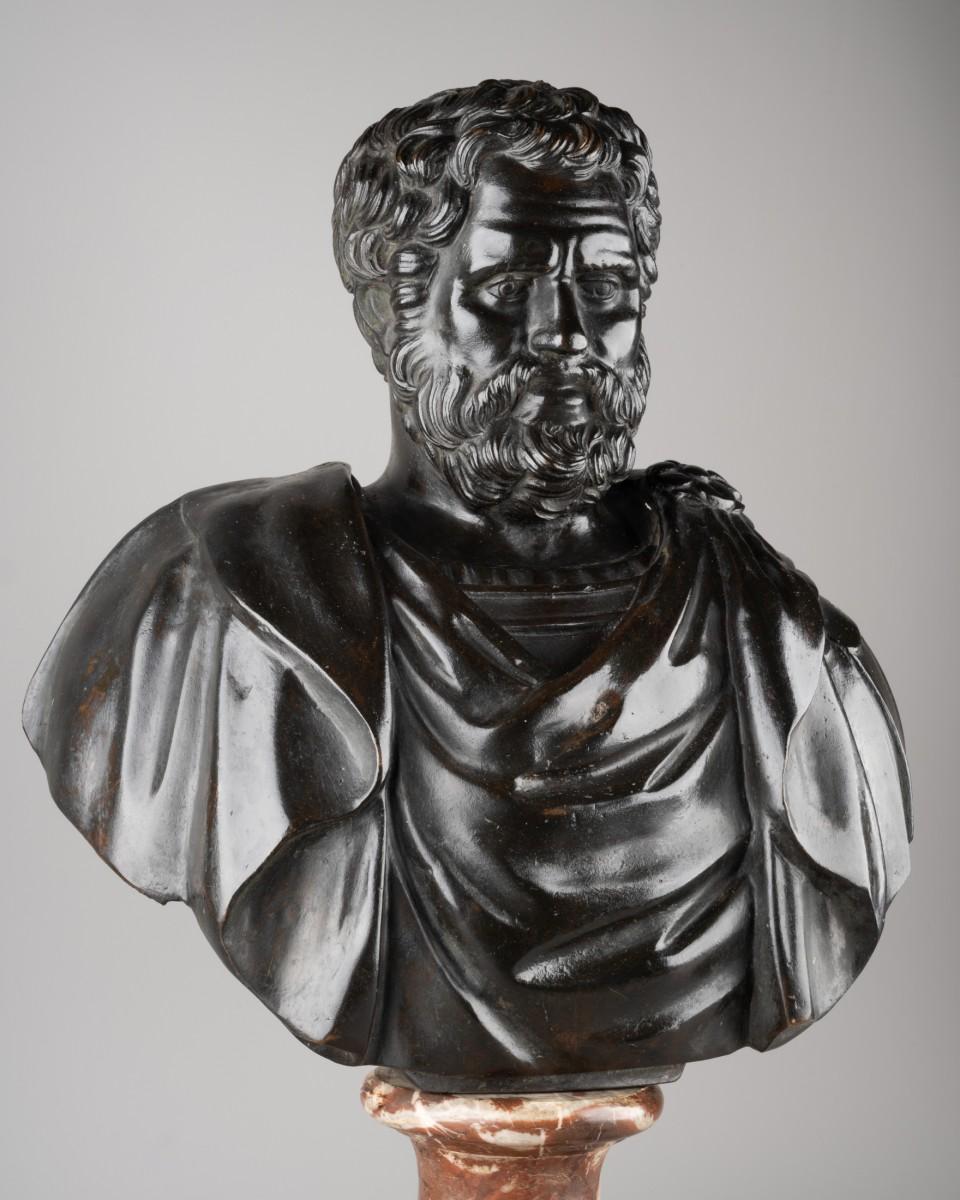 An chiselled and black-patinated bronze bust depicting a Roman emperor or general dressed   with a chlamys held in place by a rosette clasp.
 It rests on a pedestal of red-veined Rance marble.
Early 18th Century French.