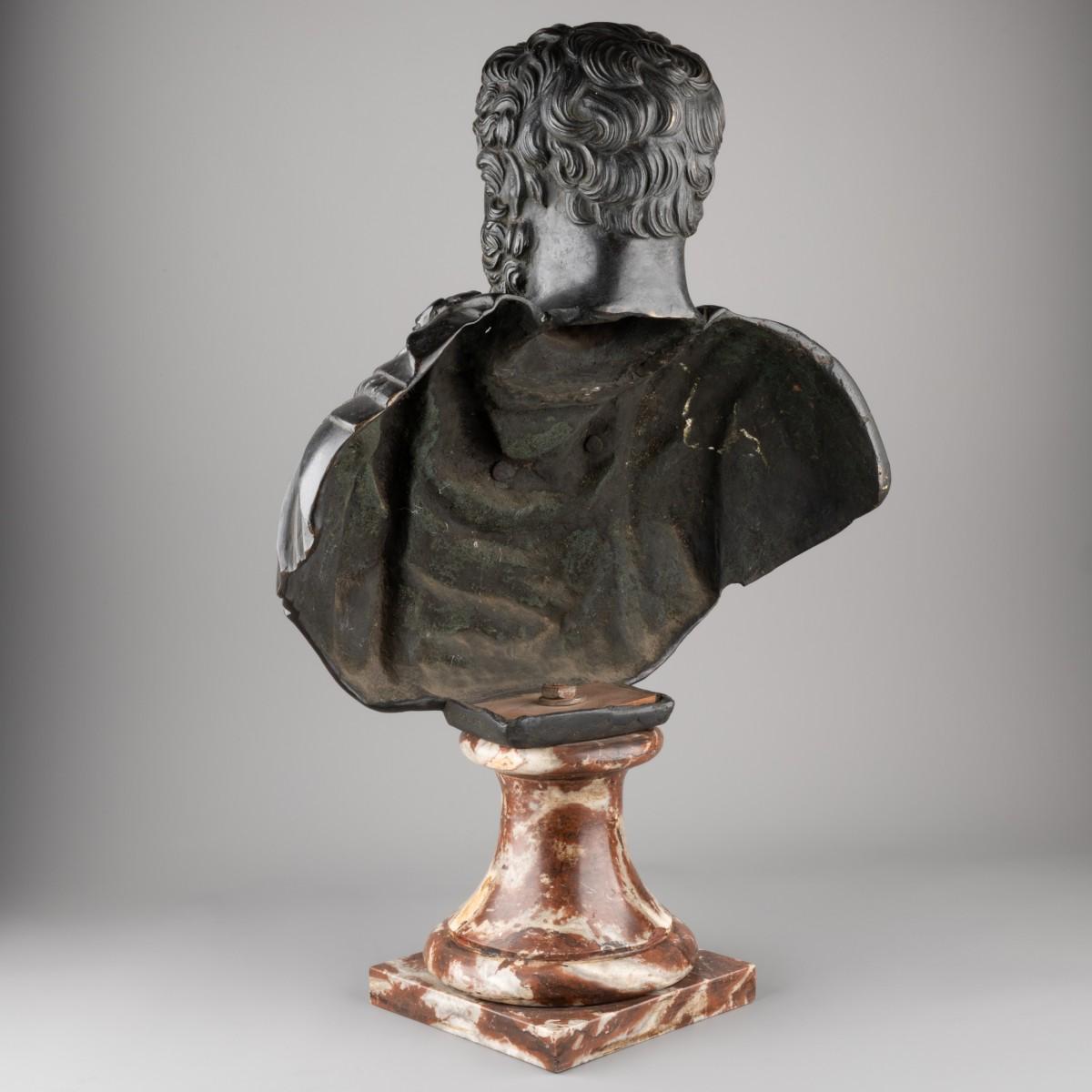 Early 18th Century Bronze Bust of a Roman Emperor or General In Excellent Condition For Sale In Saint-Ouen, FR