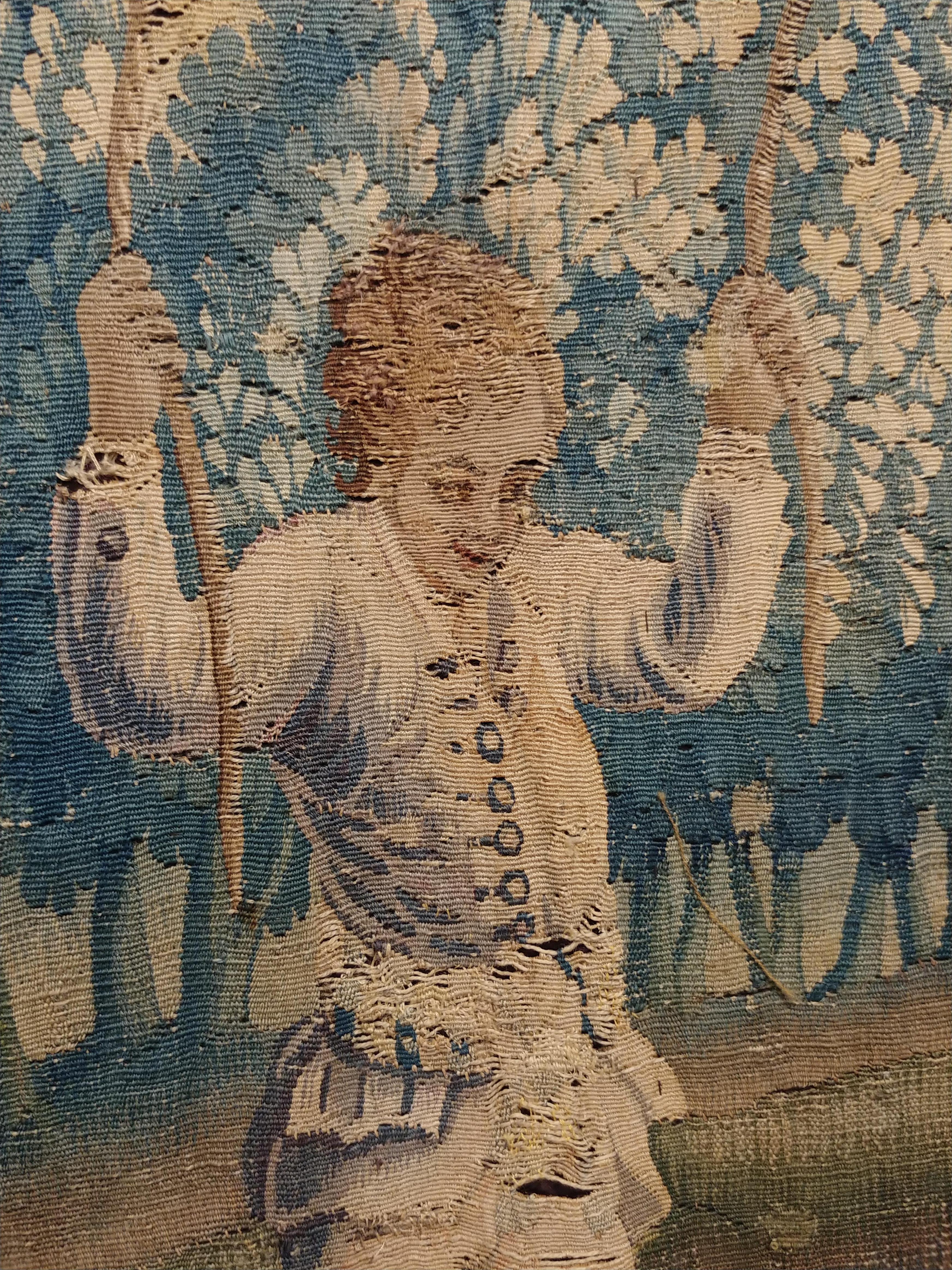 Frühes 18. Jahrhundert Brüsseler Wandteppich, fein gewebt, rot, blau, grün, Seide und Wolle im Zustand „Relativ gut“ im Angebot in Port Washington, NY