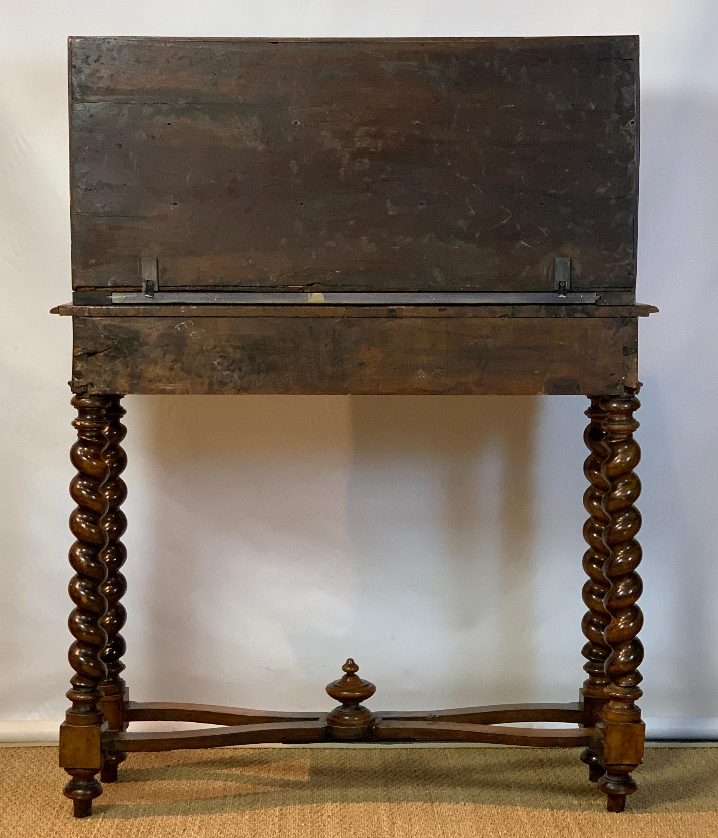 Early 18th Century Burl Walnut Cabinet on Stand In Good Condition In Kilmarnock, VA