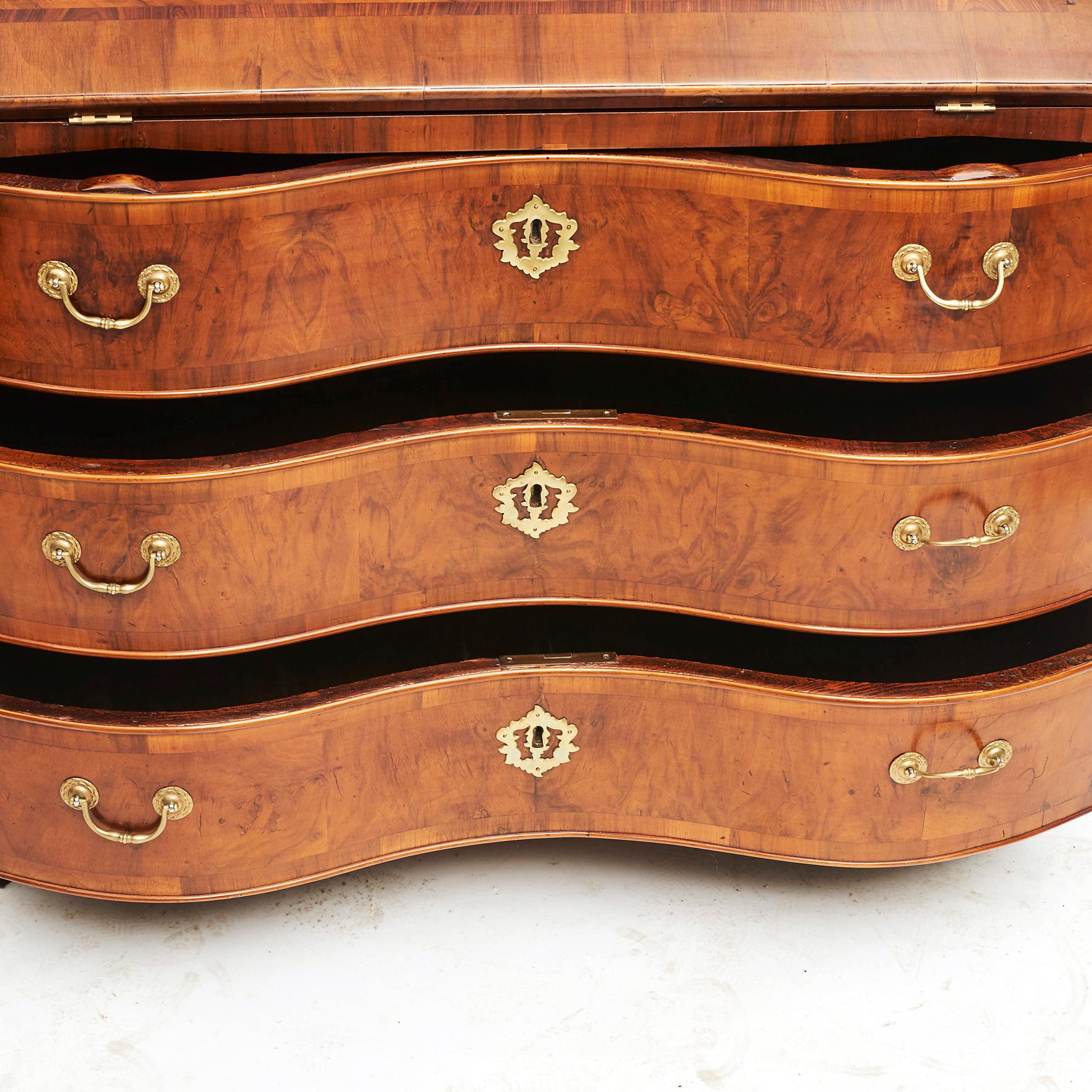 Early 18th Century Burl Walnut Veneered Bureau Cabinet For Sale 7