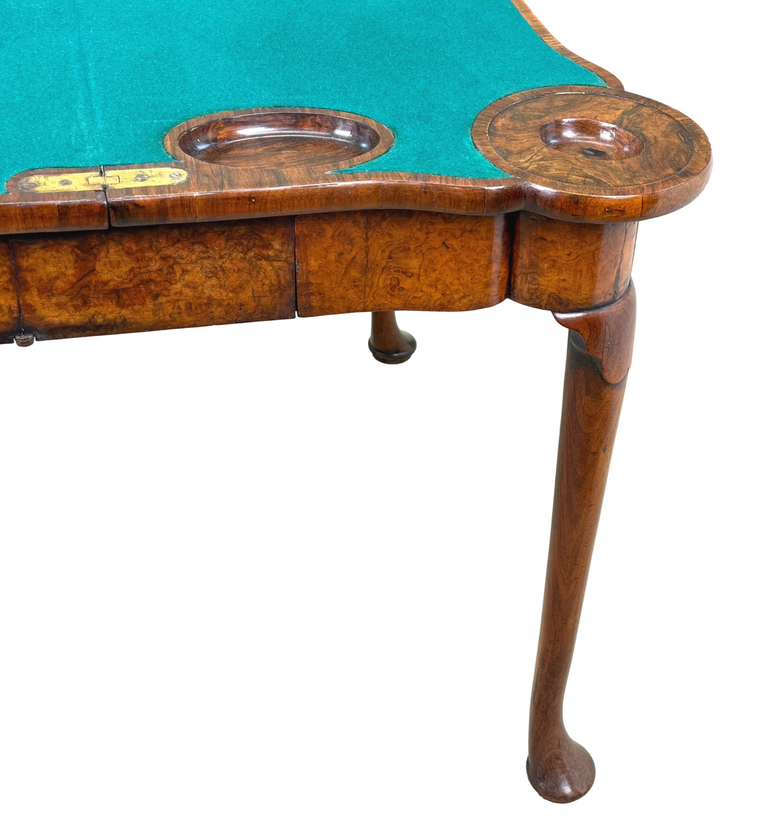 Tavolo da gioco in radica di noce dell'inizio del XVIII secolo in vendita 5