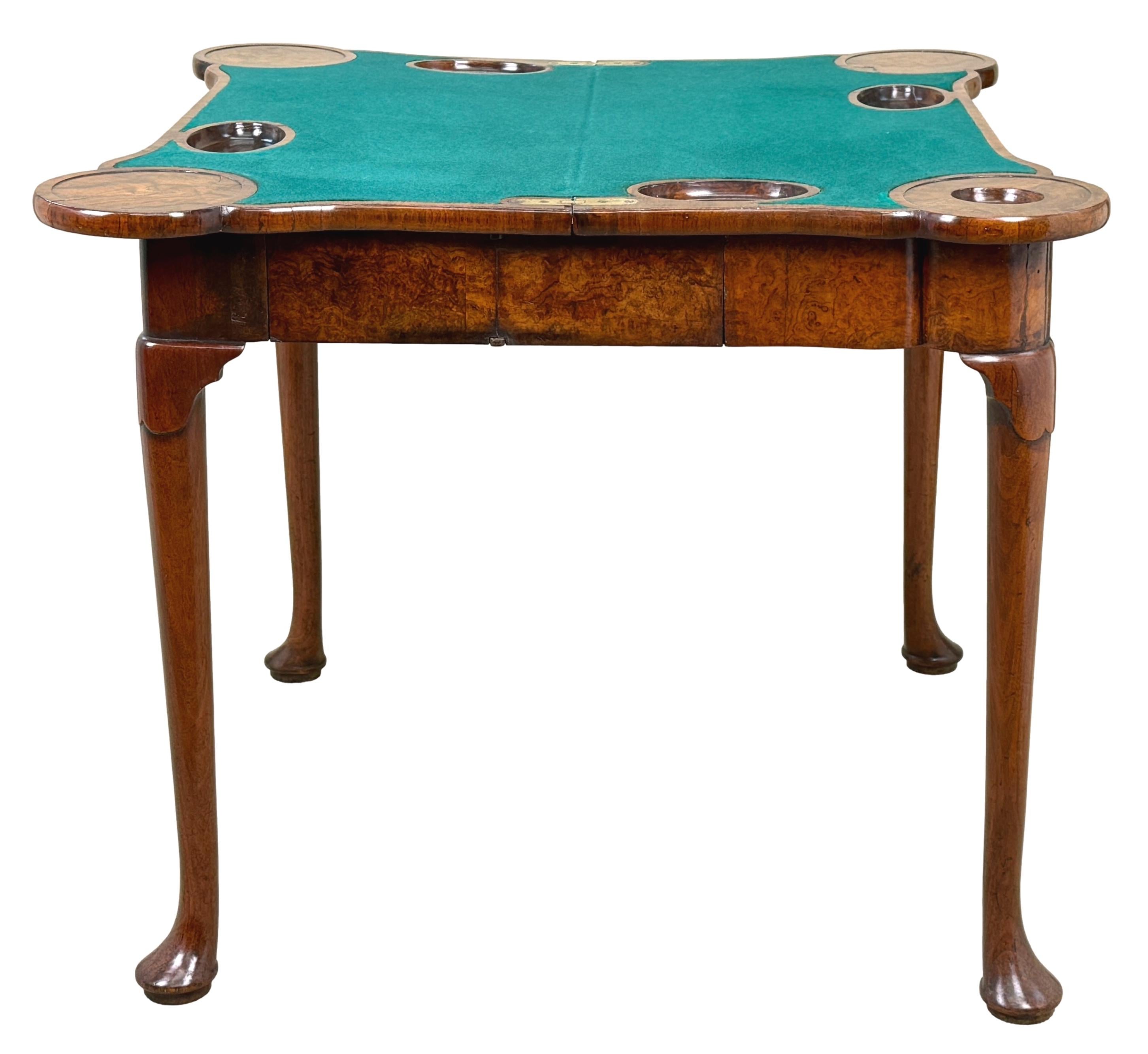 Tavolo da gioco in radica di noce dell'inizio del XVIII secolo in vendita 1
