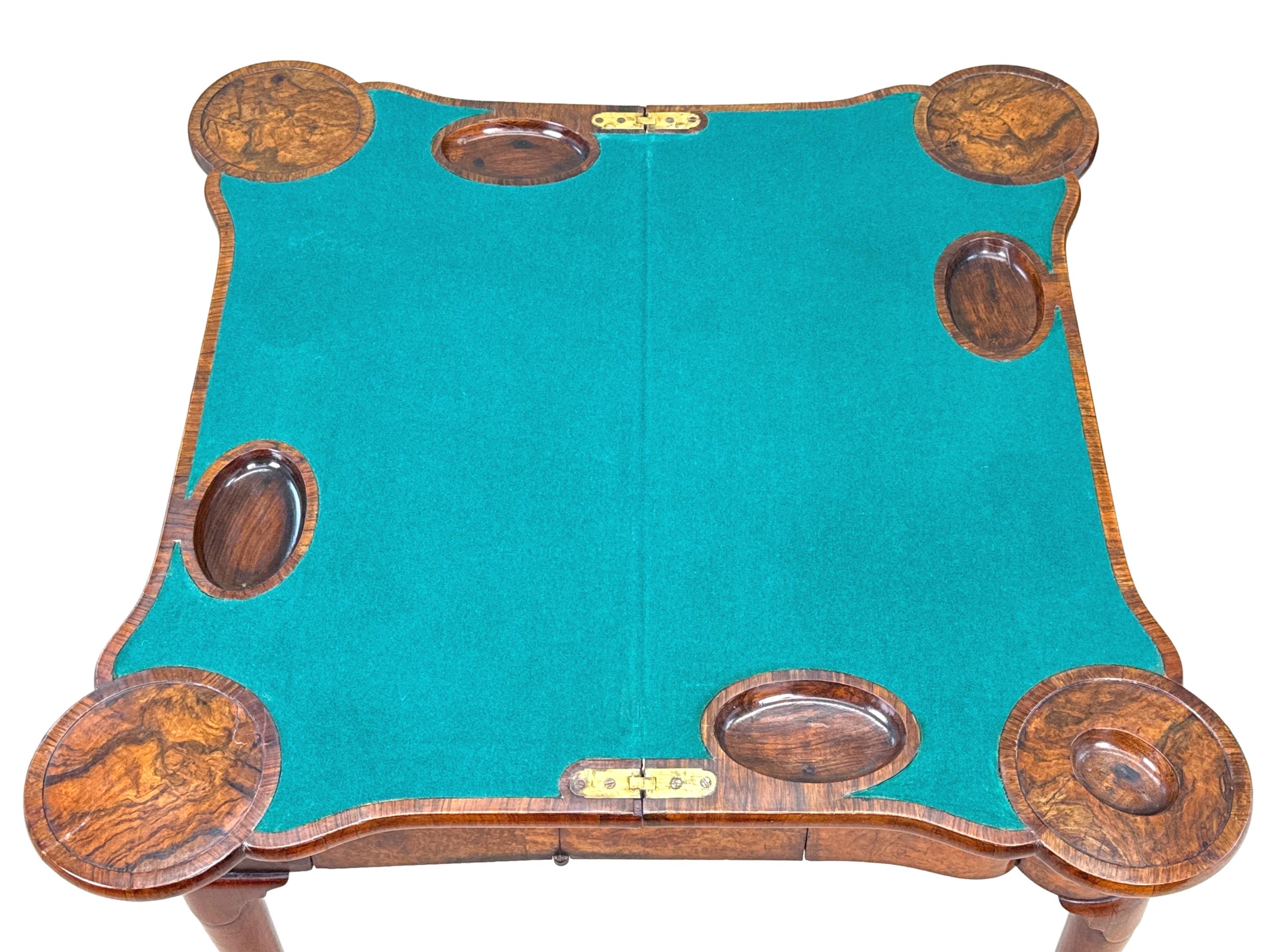 Tavolo da gioco in radica di noce dell'inizio del XVIII secolo in vendita 2