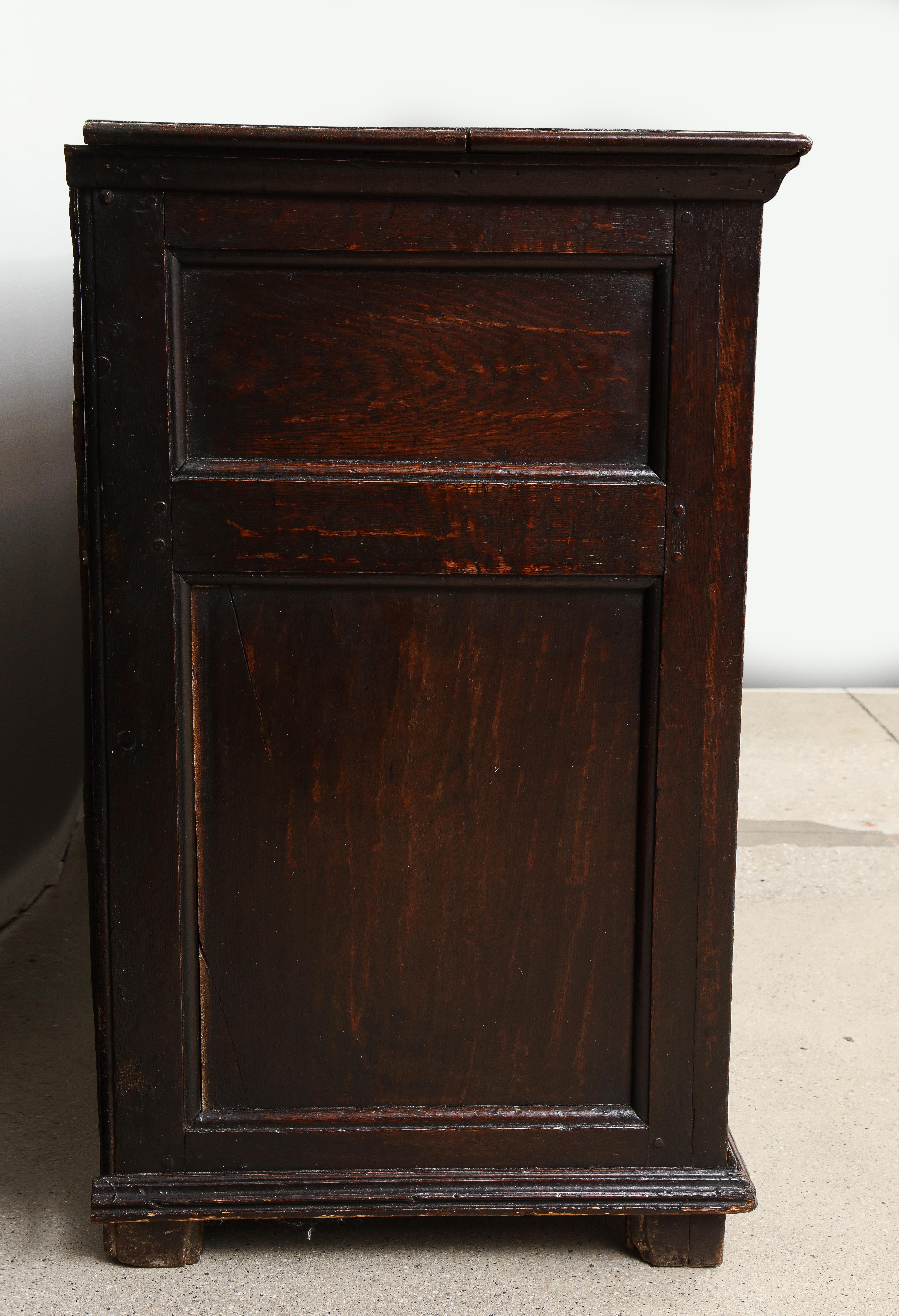 Early 18th Century Cabinet Dresser In Good Condition For Sale In Greenwich, CT