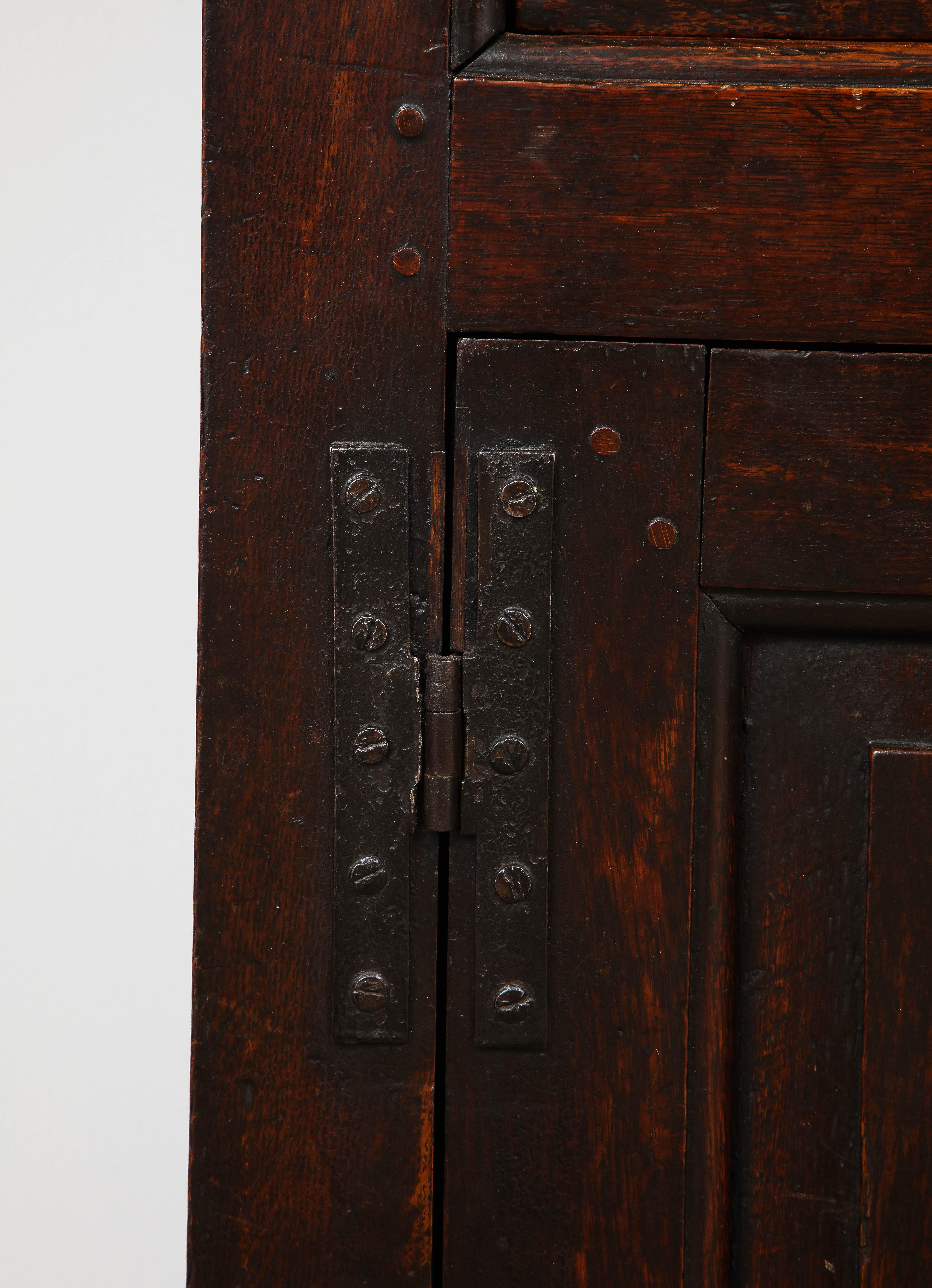 Oak Early 18th Century Cabinet Dresser For Sale
