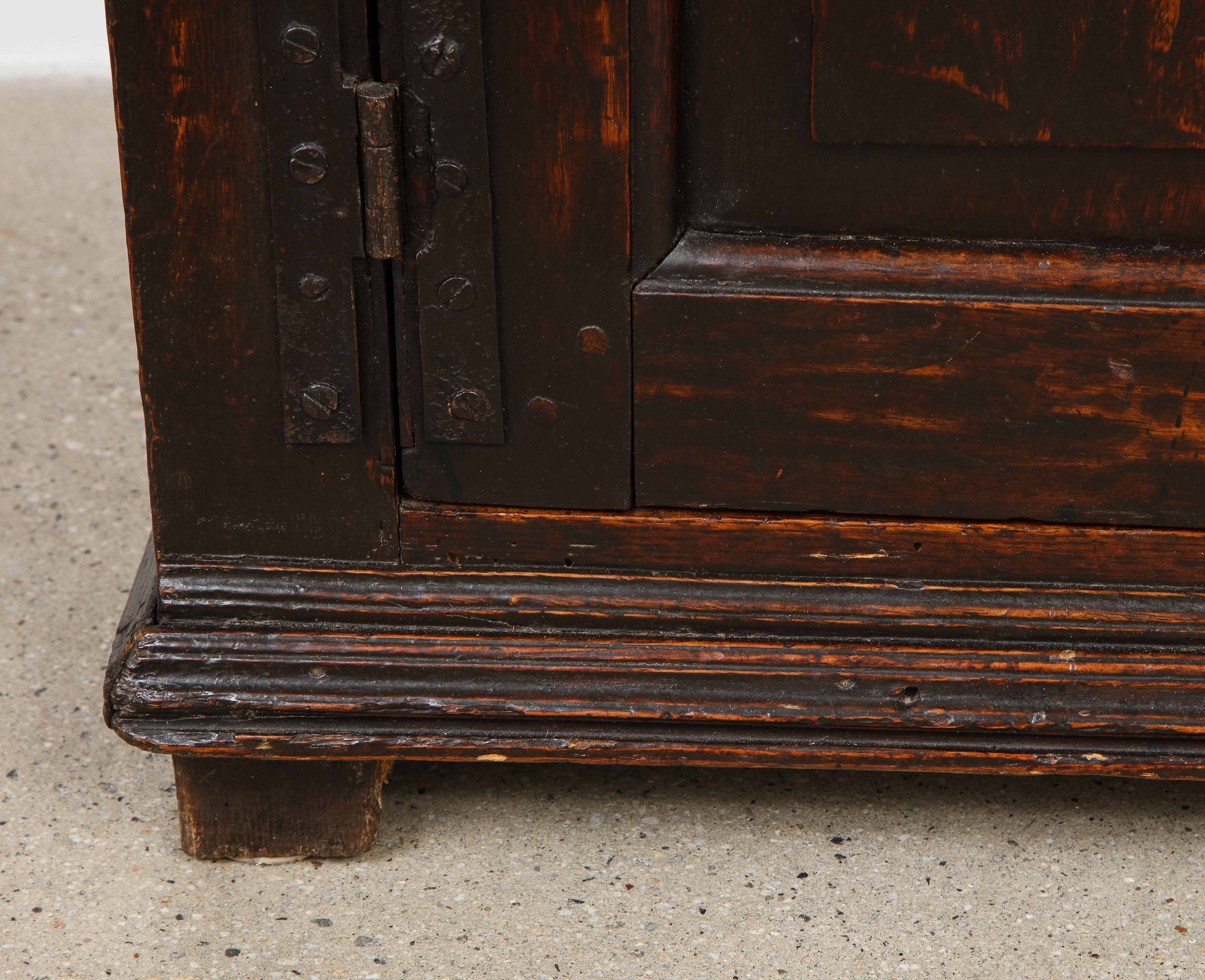 Early 18th Century Cabinet Dresser For Sale 1