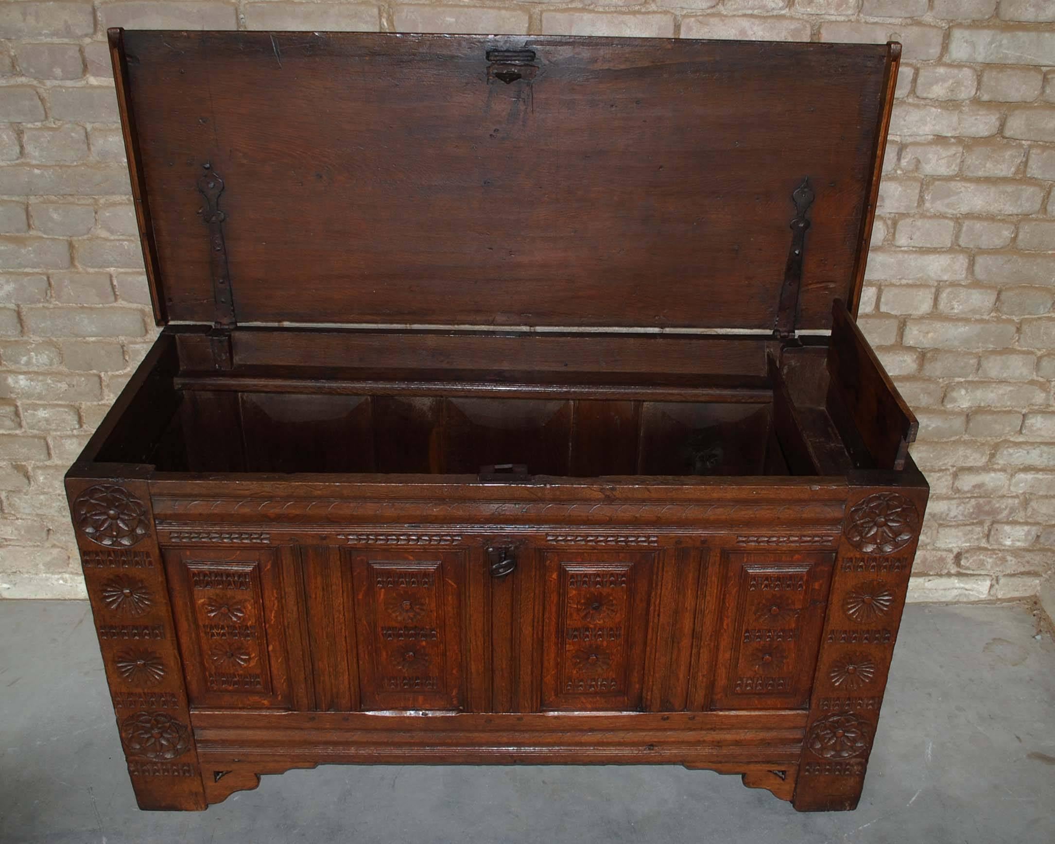 Early 18th Century Carved Oak Dutch Maids Chest In Good Condition For Sale In Casteren, NL