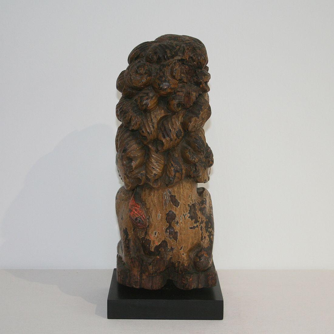 Early 18th Century Carved Wooden Lion In Good Condition In Buisson, FR