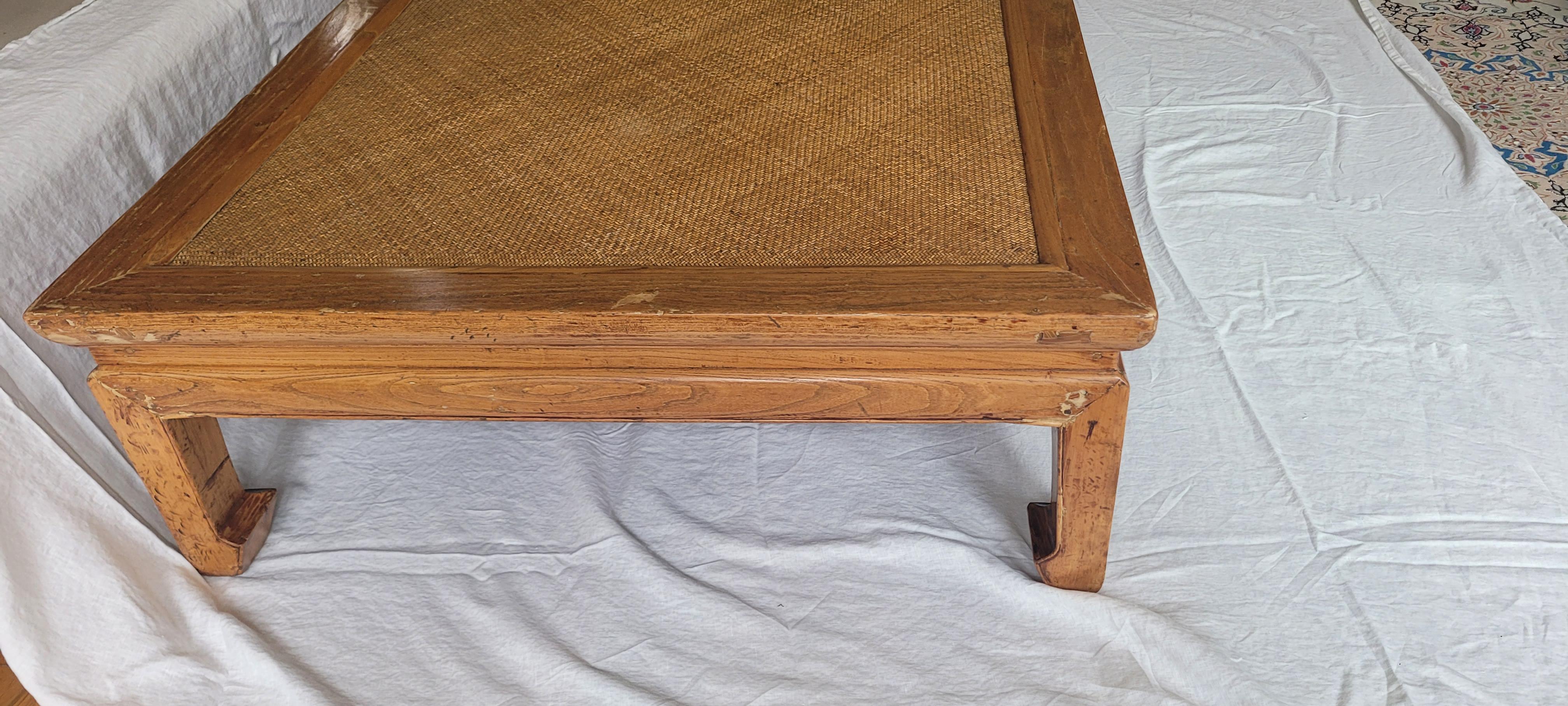 Questo letto da giorno eredita lo spirito semplice ma vivace dei mobili in stile Ming. La struttura del letto è rifinita con una superficie rotonda e affusolata. La vita alta viene utilizzata sia per la decorazione che per rafforzare la costruzione.