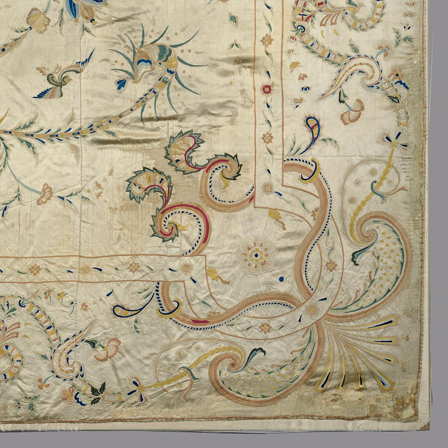 Early 18th Century Chinese Export Satin Embroidered Silk Bedspread or Coverlet In Good Condition In London, GB