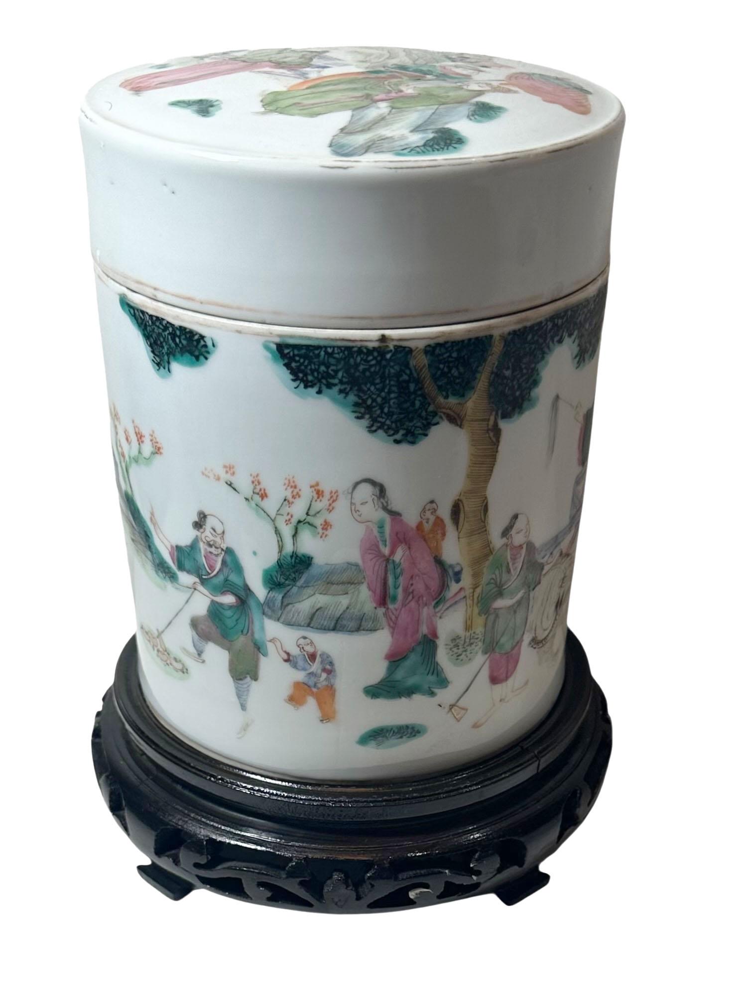 Vaso con pennello in porcellana cinese dell'inizio del XVIII secolo con supporto In condizioni buone in vendita a Tampa, FL