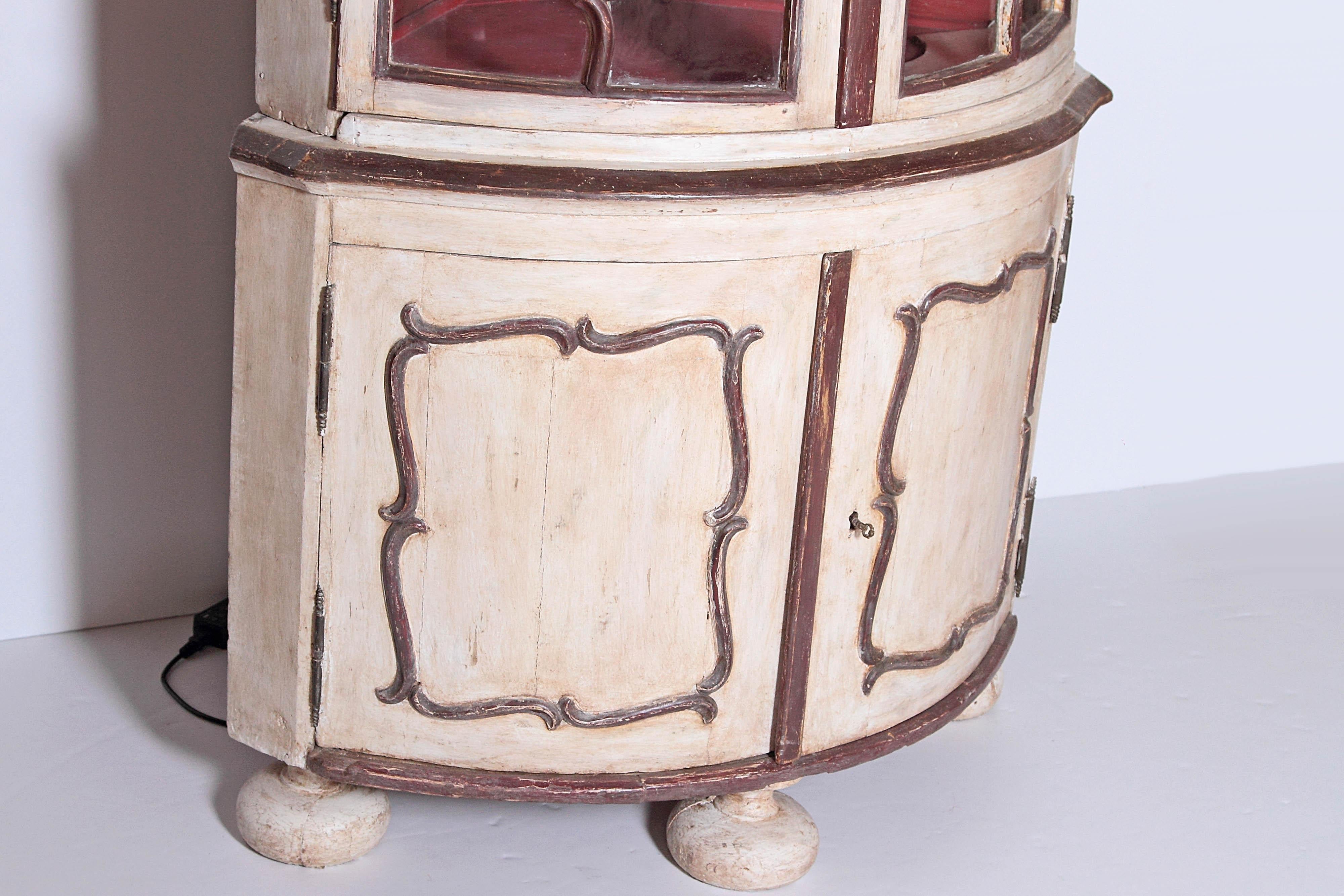 Early 18th Century Continental Corner Cabinet 4
