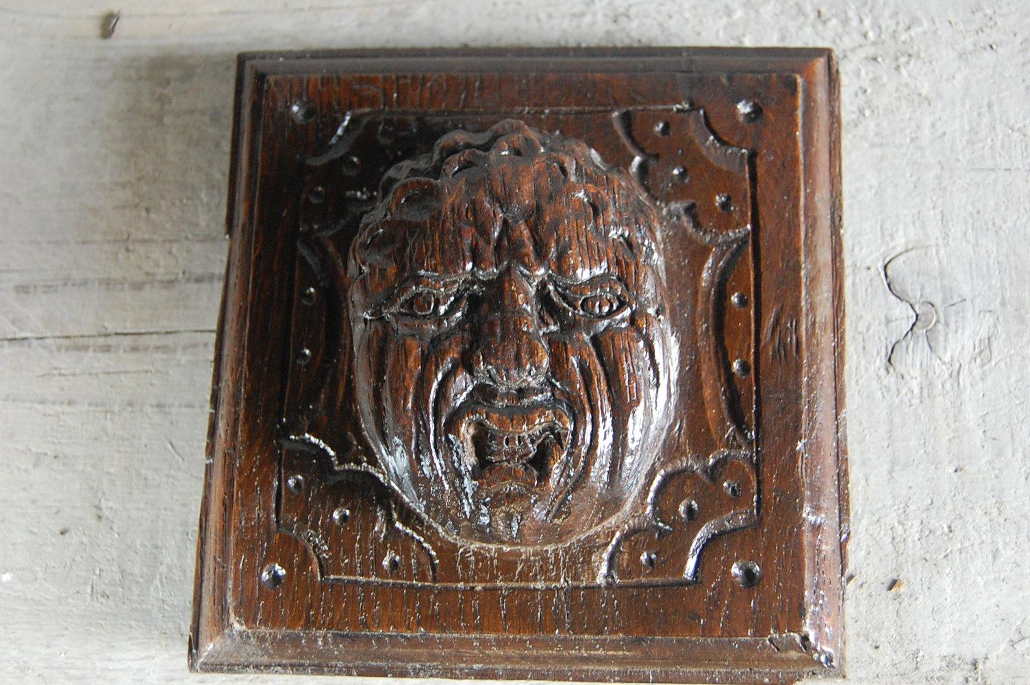 Early 18th Century Continental Face Relief Carving In Fair Condition In Pease pottage, West Sussex
