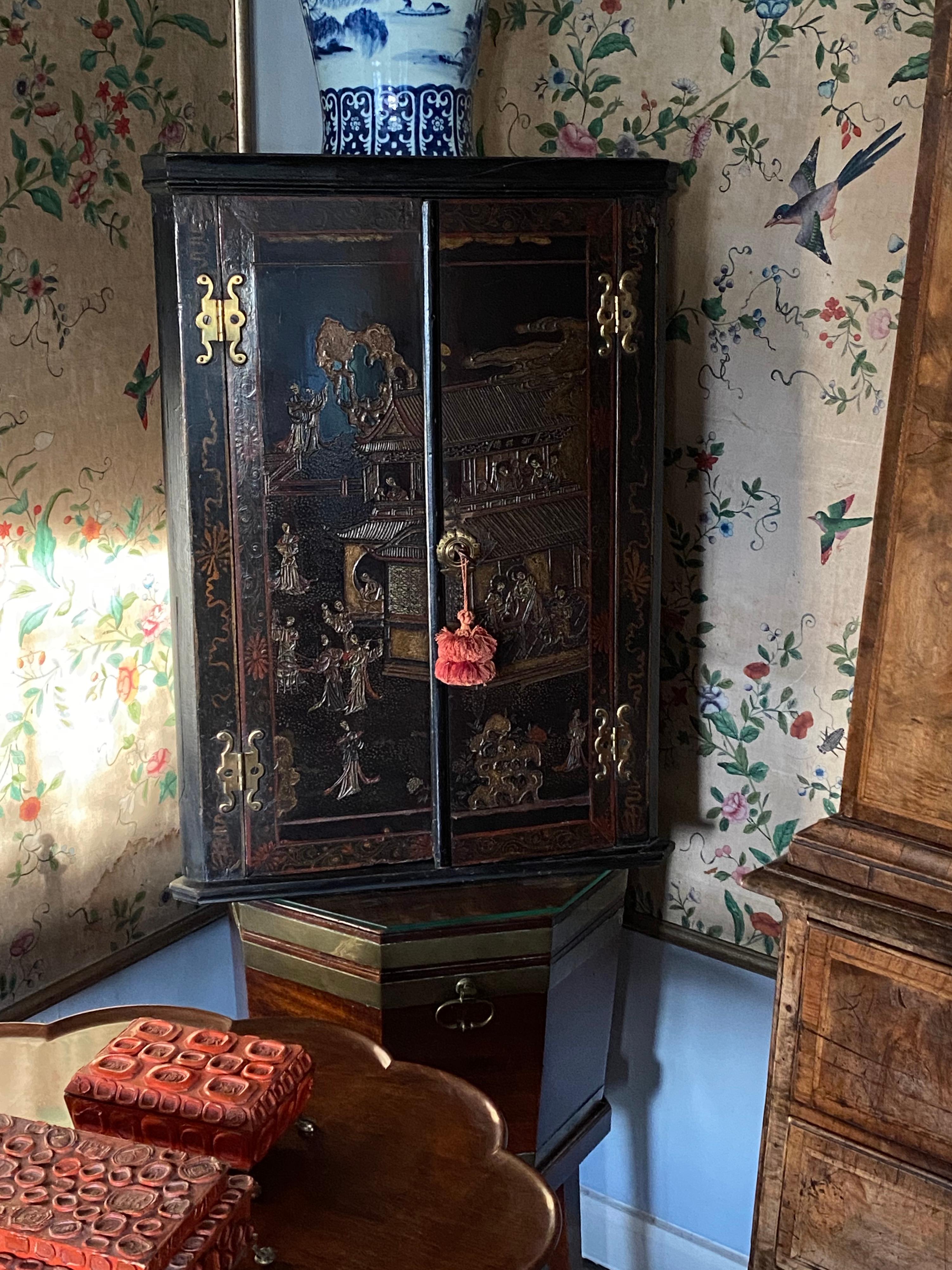 Early 18th Century Coromandel Lacquer Corner Cabinet For Sale 6