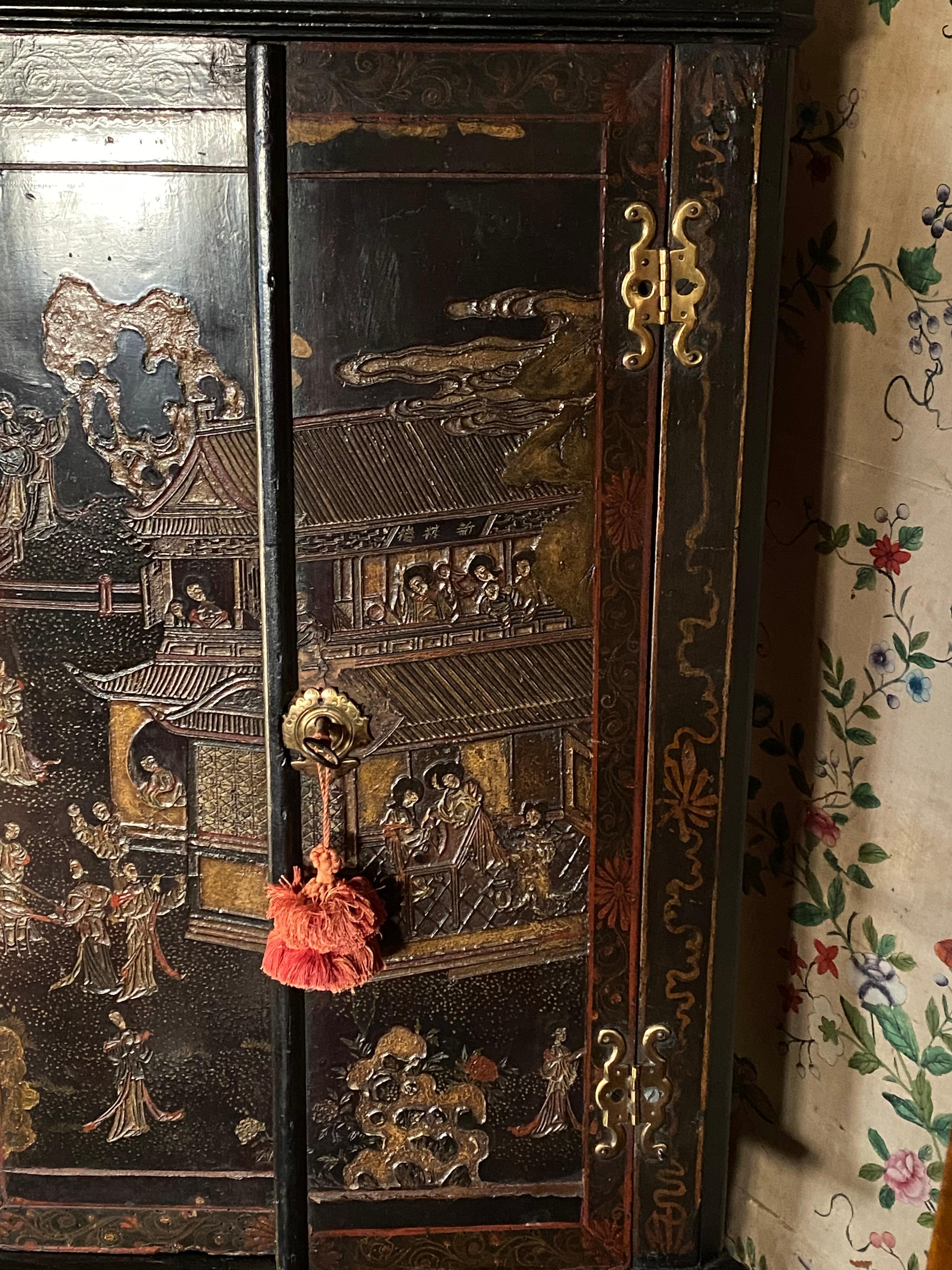 Early 18th Century Coromandel Lacquer Corner Cabinet For Sale 7