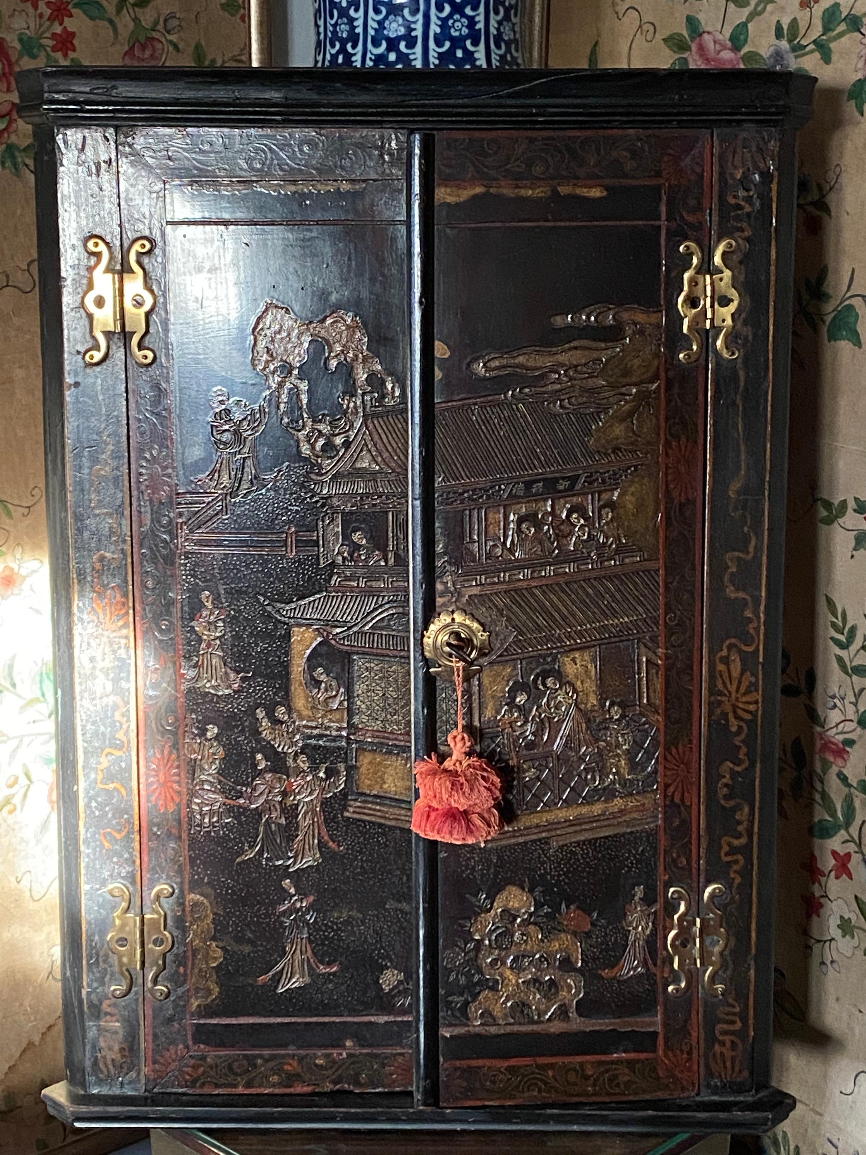 Early 18th Century Coromandel Lacquer Corner Cabinet For Sale 8