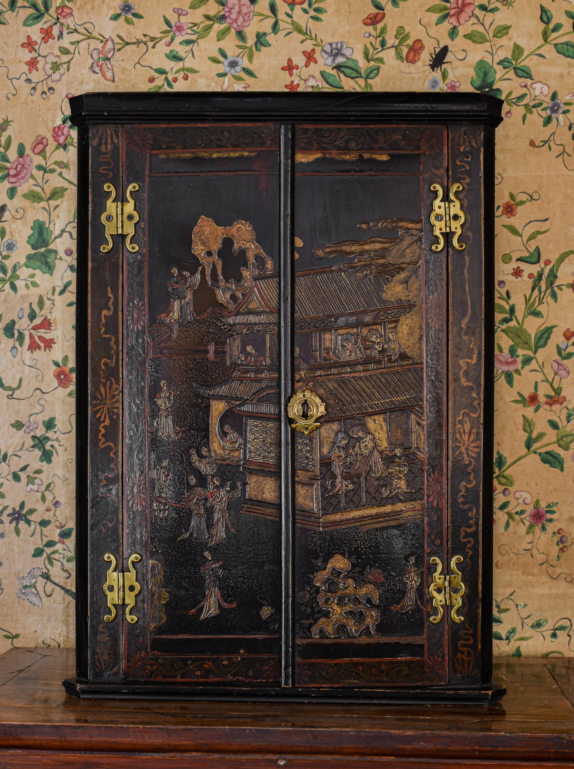Armoire ou cabinet d'angle en laque de Coromandel du début du XVIIIe siècle.

Il s'agit d'un travail de laque de Coromandel (décoration incisée) rare et de haute qualité, à ne pas confondre avec les versions anglaises habituelles en japanis.

Il